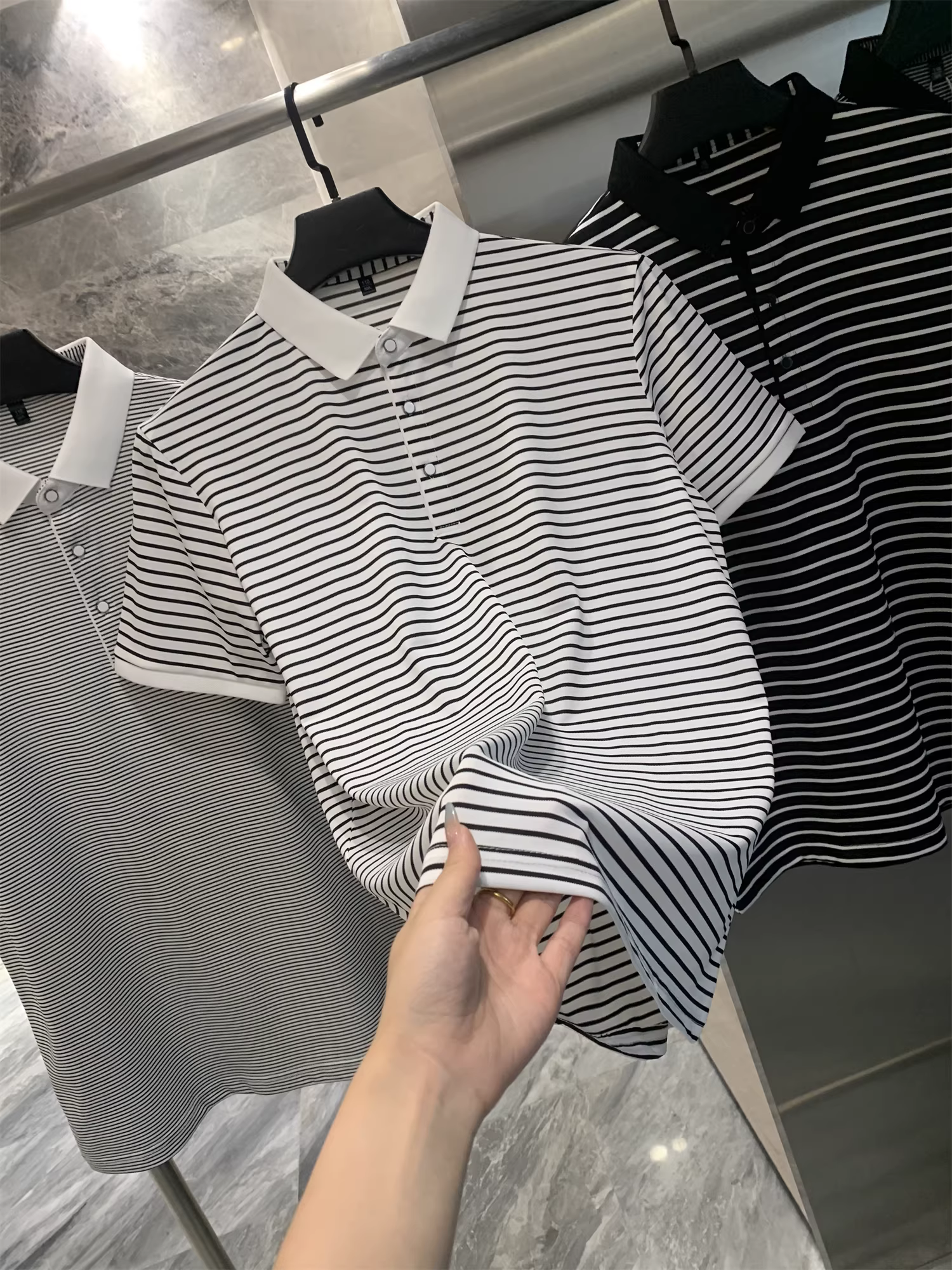 Don Quixote rất giàu tính nghệ thuật! Áo polo nam ngắn tay, cổ trụ, sọc thô/mịn nhuộm sợi! Phong cách mùa hè năng động.