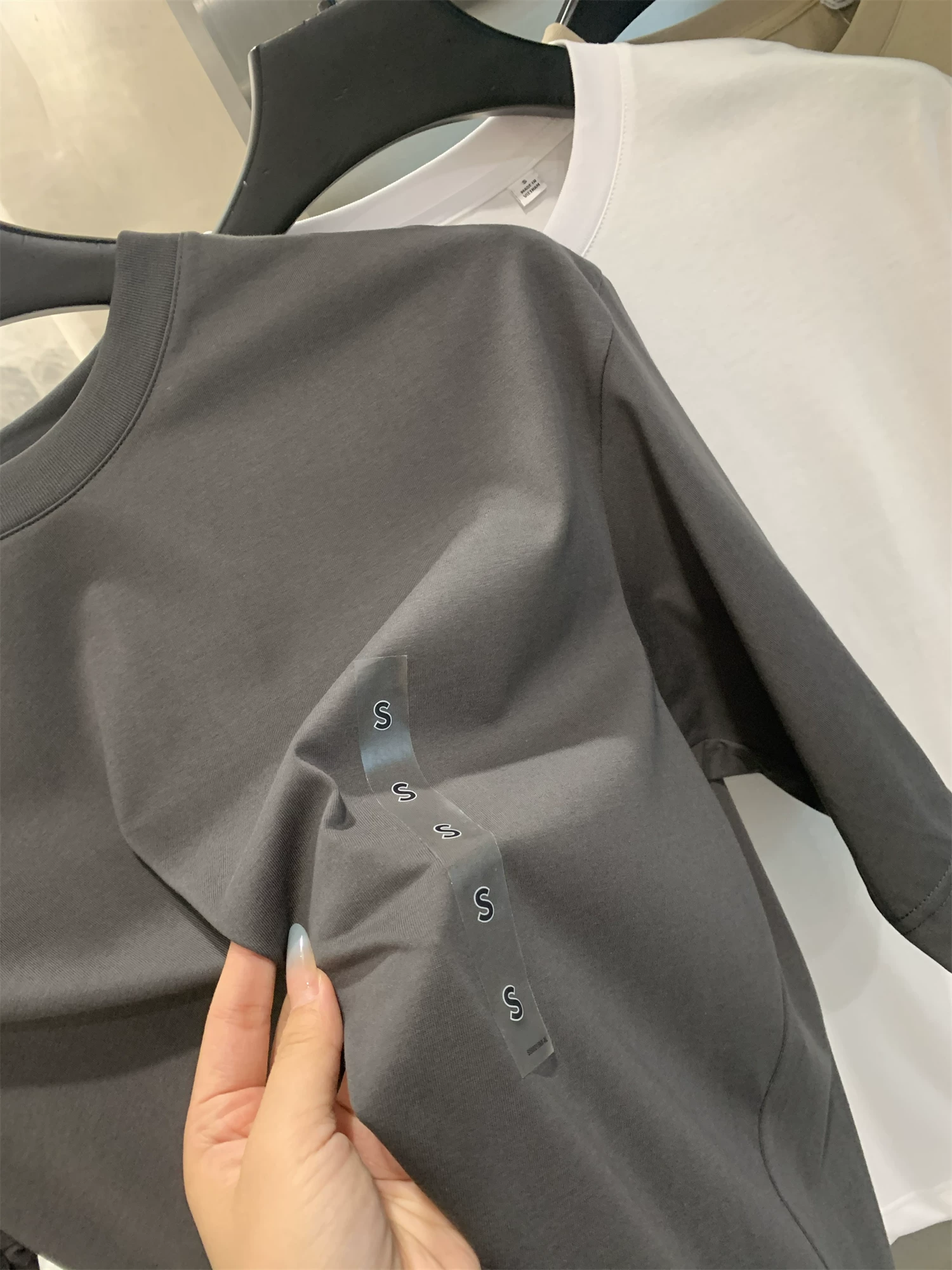 Don Quixote thấm hút mồ hôi nhanh chóng trong 3 giây! Công nghệ đen tuyệt vời với chất liệu AIRism! Áo thun cổ tròn rộng rãi dành cho các cặp đôi