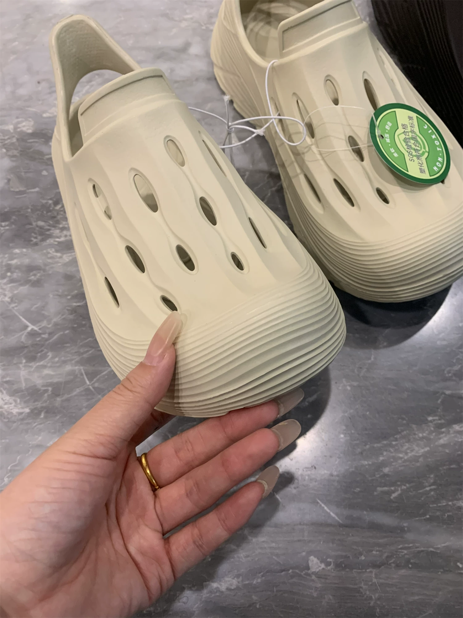 Cảm giác như bước trên phân của Don Quixote! Tích hợp EVA! Giày đi biển đế dày, kiểu dáng xu hướng dành cho nam mùa hè, kiểu clog.