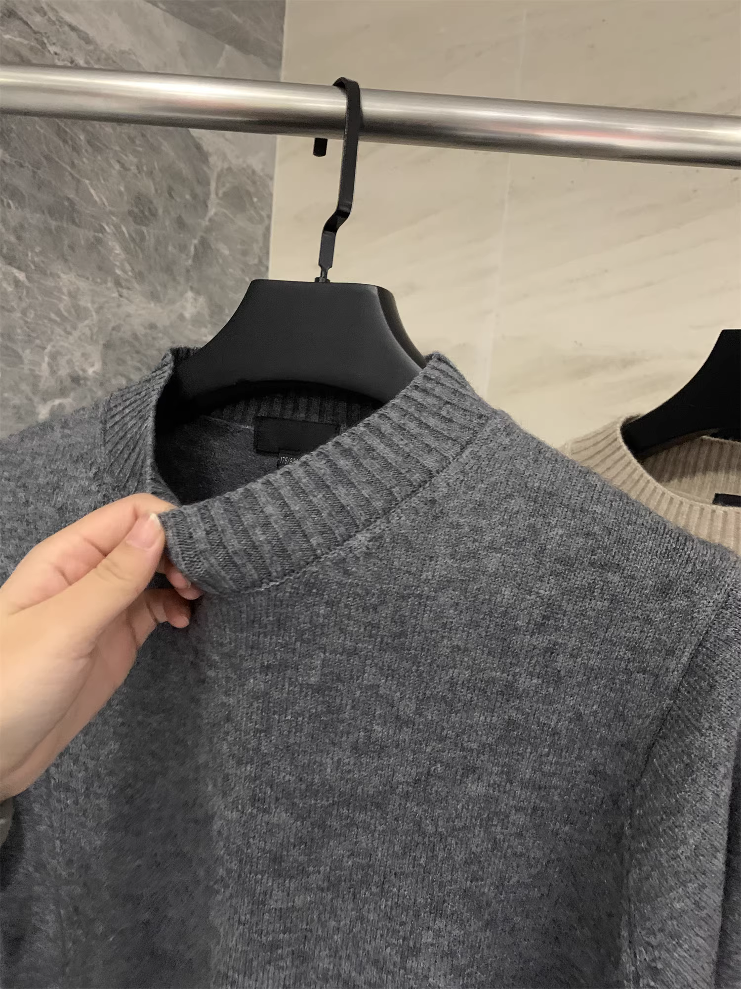 Don Quixote U+ cùng phong cách! Chất liệu len pha! Áo len dệt kim cổ tròn đa năng, phong cách thường ngày, thích hợp cho mùa thu và mùa đông.