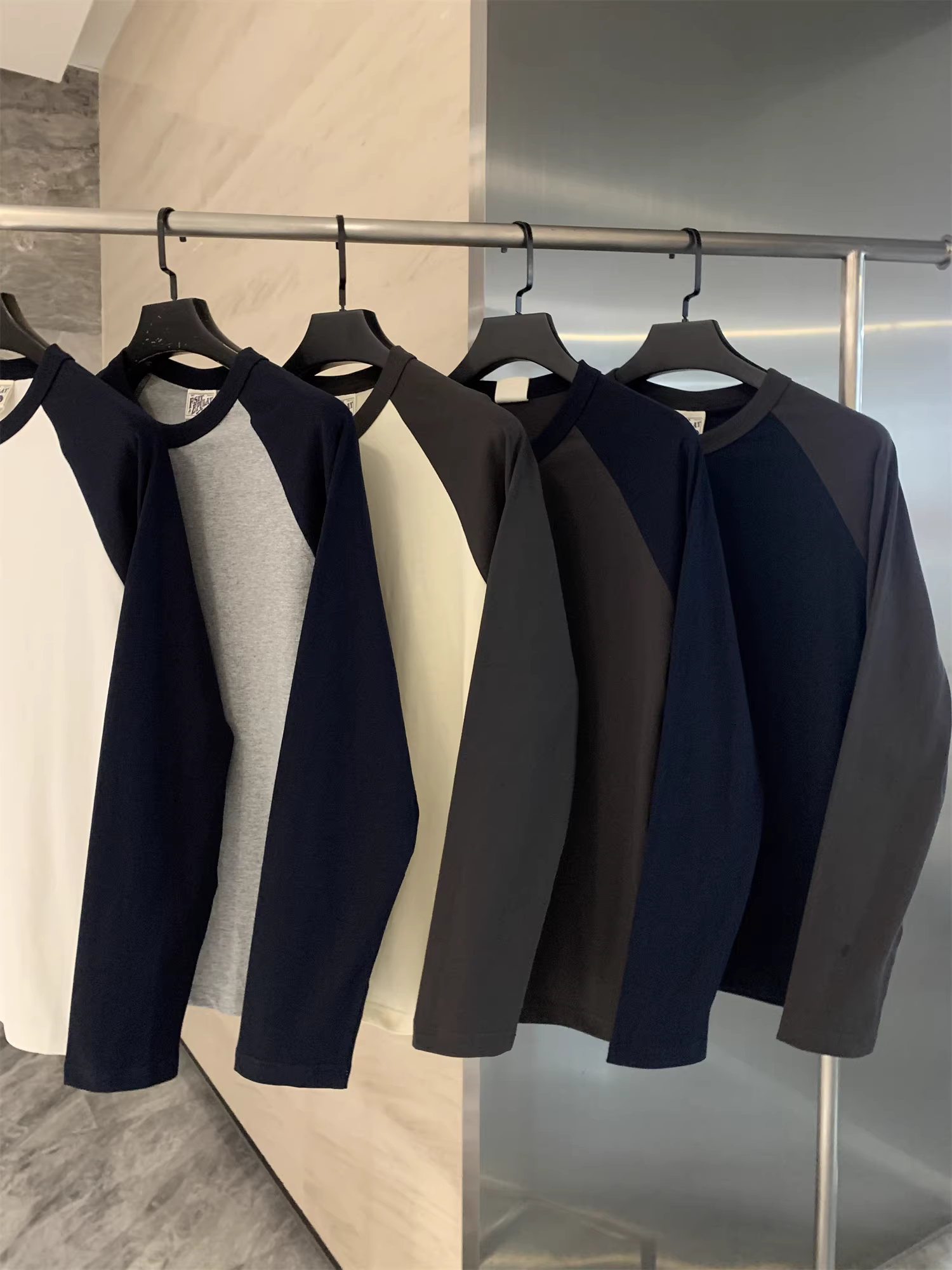 Dòng sản phẩm Don Quixote! Chất liệu vải cotton chải kỹ! Áo thun nam tay raglan phối màu.