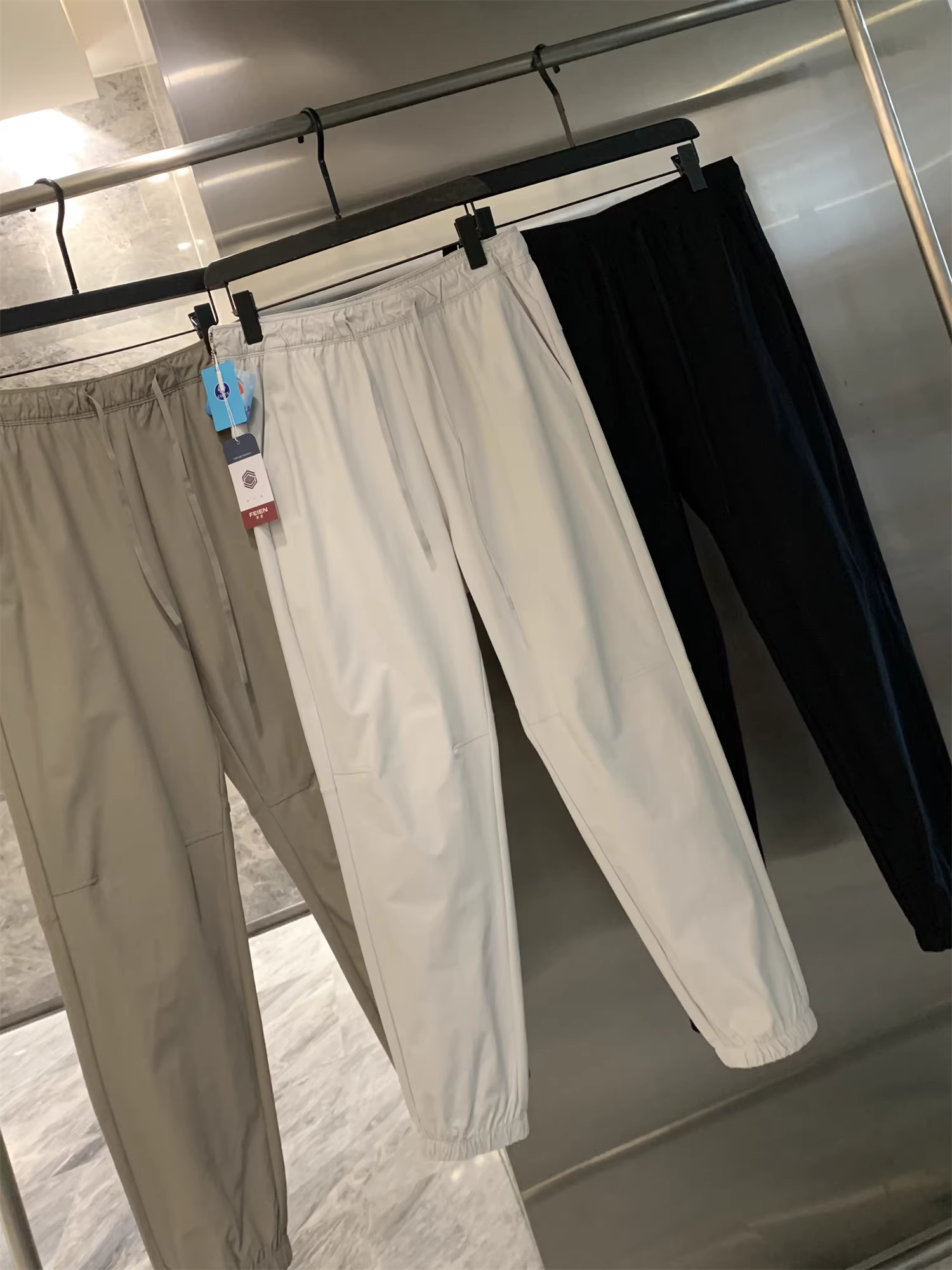 Chức năng ngoài trời của Don Quixote! Quần jogger thể thao thông thường, thoáng khí, nhanh khô dành cho nam giới, thích hợp cho mùa xuân và mùa hè.