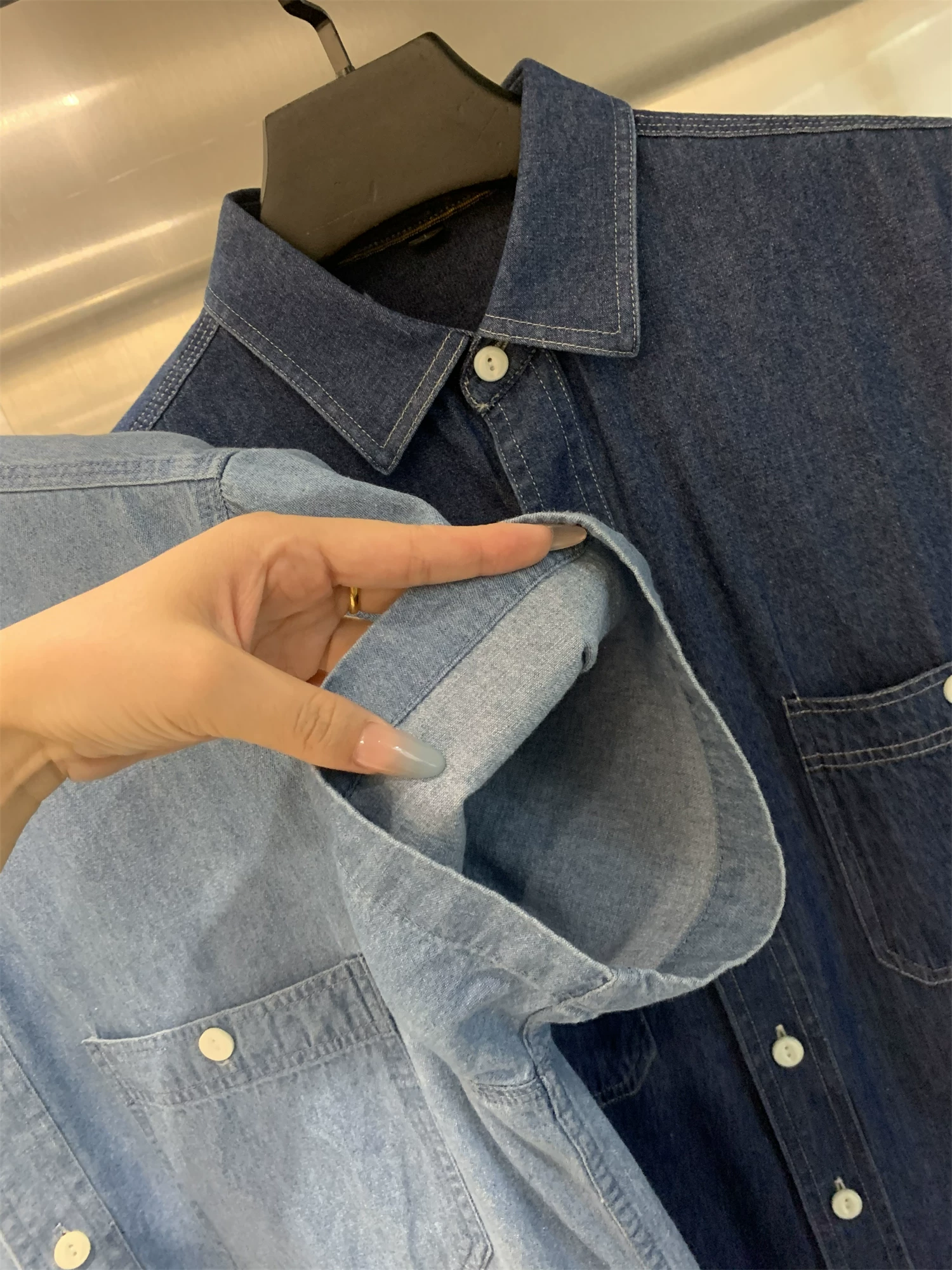 Áo sơ mi denim cổ trụ tay ngắn phong cách cổ điển Don Quixote! Chất liệu denim 100% cotton, đã qua xử lý enzyme! Áo sơ mi denim đa năng, phong cách thường ngày dành cho nam.