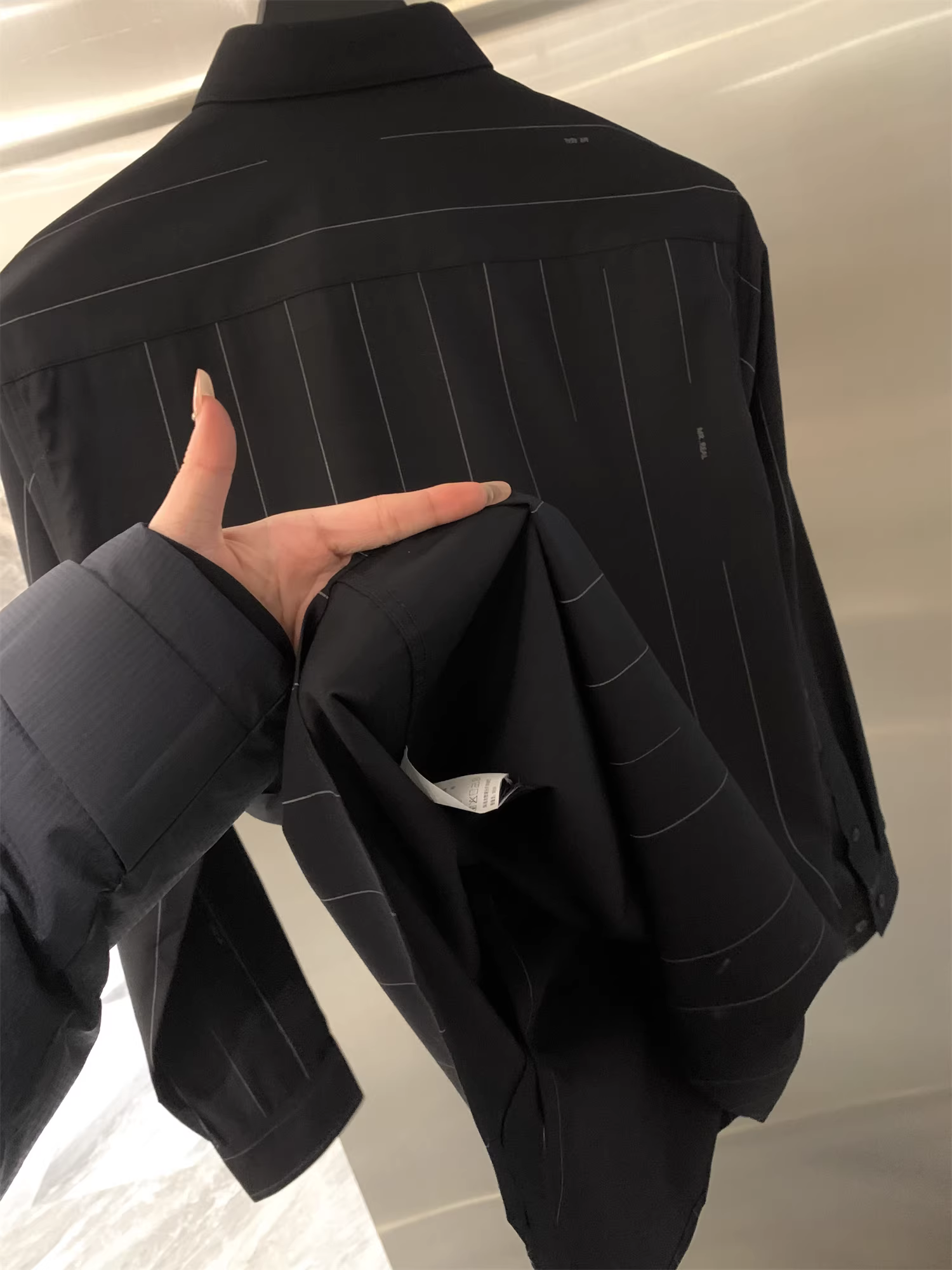 Ưu điểm của Don Quixote! Áo sơ mi nam dài tay có cổ bẻ, mềm mại, mịn màng, tinh tế, kiểu dáng thẳng.