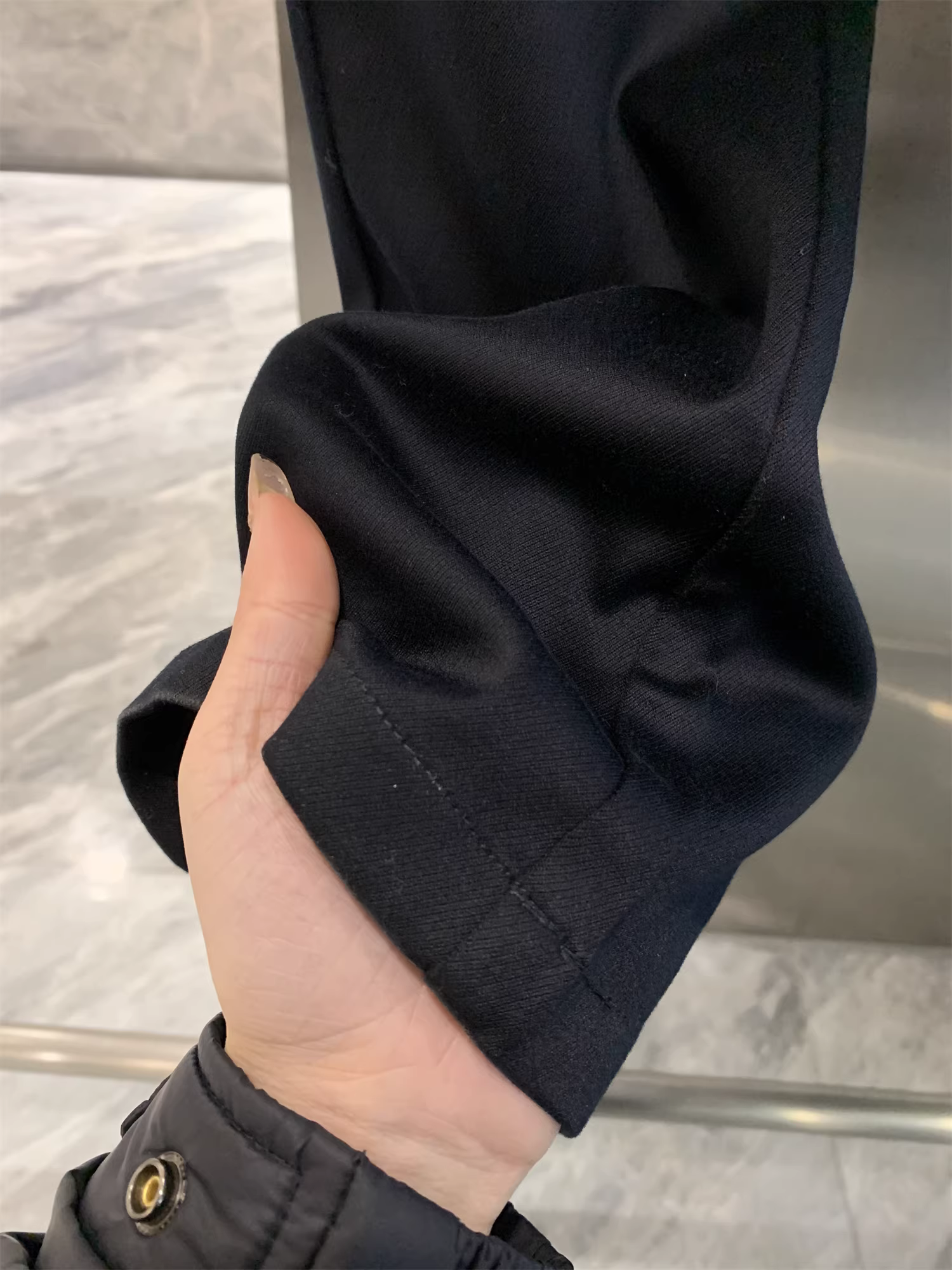 Dòng sản phẩm Don Quixote Light and Warm Cashmere! Chất liệu cashmere cao cấp! Quần âu ống đứng mềm mại và tinh tế dành cho nam.