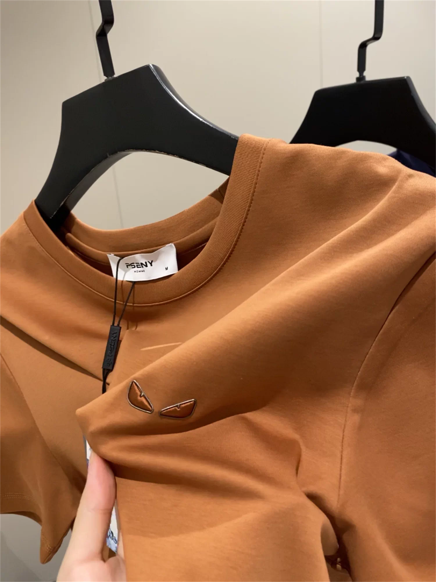 Áo thun nam cotton Pima cao cấp kiểu Ý, chất liệu cotton hai mặt được xử lý mercer hóa, 80 sợi, in họa tiết mắt quỷ của Don Quixote!