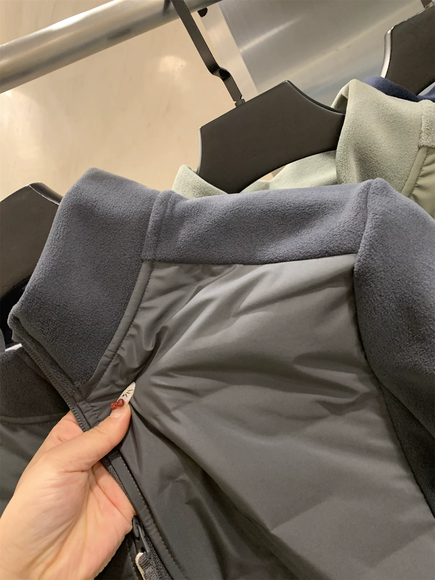Áo khoác phao kết hợp lông cừu Polar Fleece Don Quixote! 90% lông vũ vịt! Đường may kín, cách nhiệt, cổ đứng nhỏ dành cho nam.