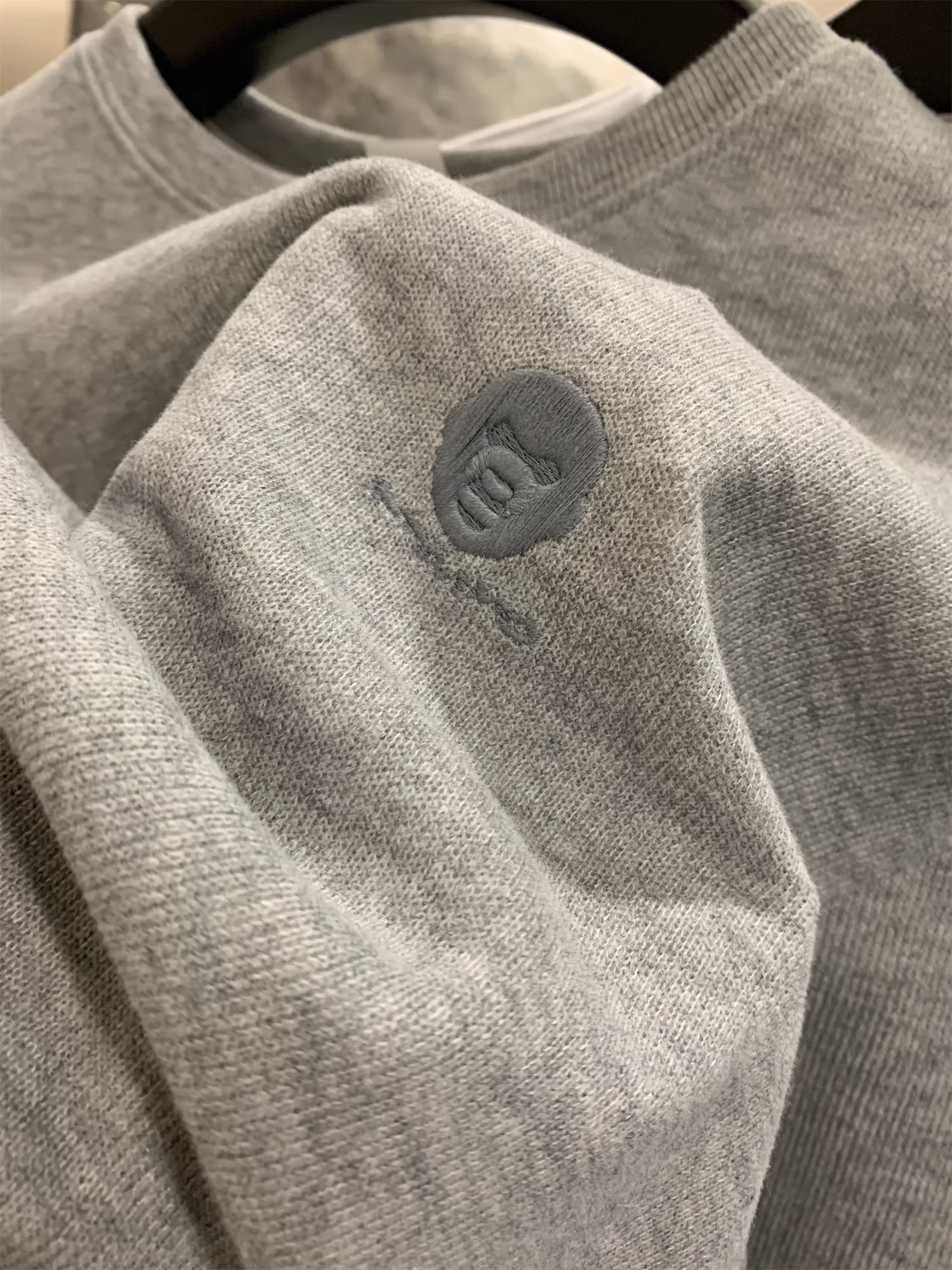 Ưu đãi đặc biệt Don Quixote! Áo thun nam cổ tròn thêu màu trơn, tinh tế và thân thiện với làn da, đa năng.