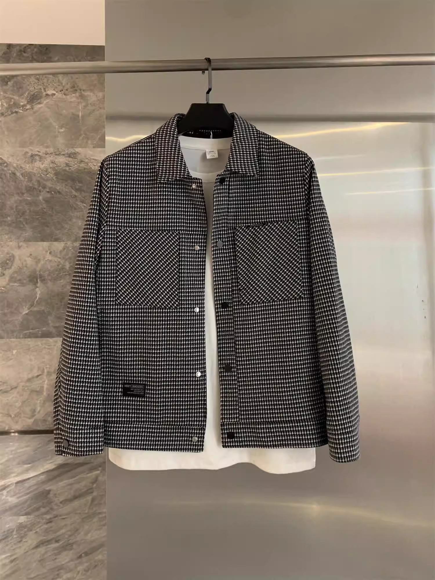 Don Quixote, một thương hiệu đáng tin cậy! Áo khoác nam chất liệu pha sợi nhuộm màu, kiểu dáng thẳng, cổ điển, thích hợp cho những buổi gặp gỡ nhẹ nhàng.