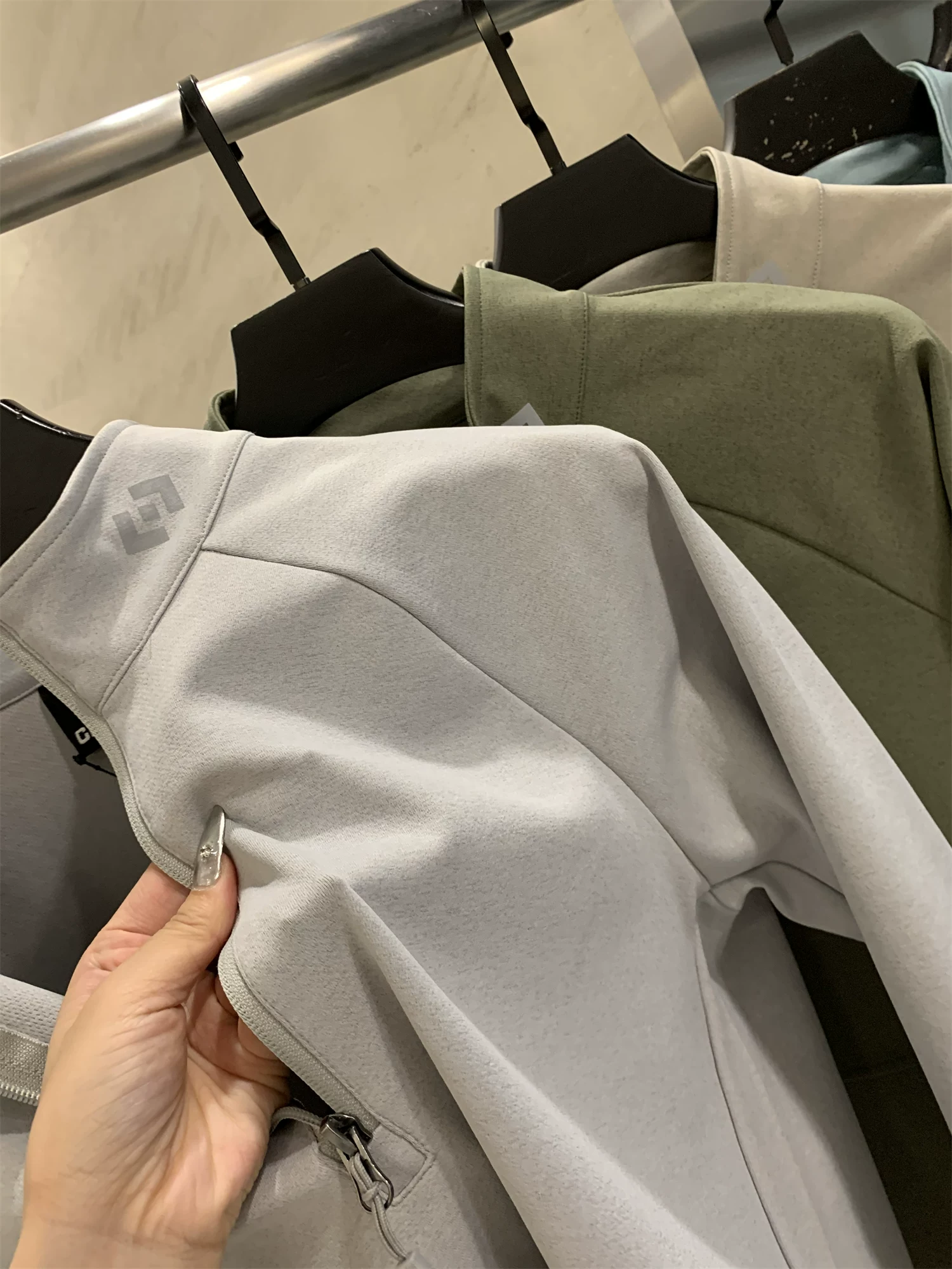 Dòng sản phẩm Don Quixote Urban Function! Áo nỉ dài tay thể thao ngoài trời có khóa kéo nửa thân màu trơn dành cho nam mùa thu đông hợp thời trang