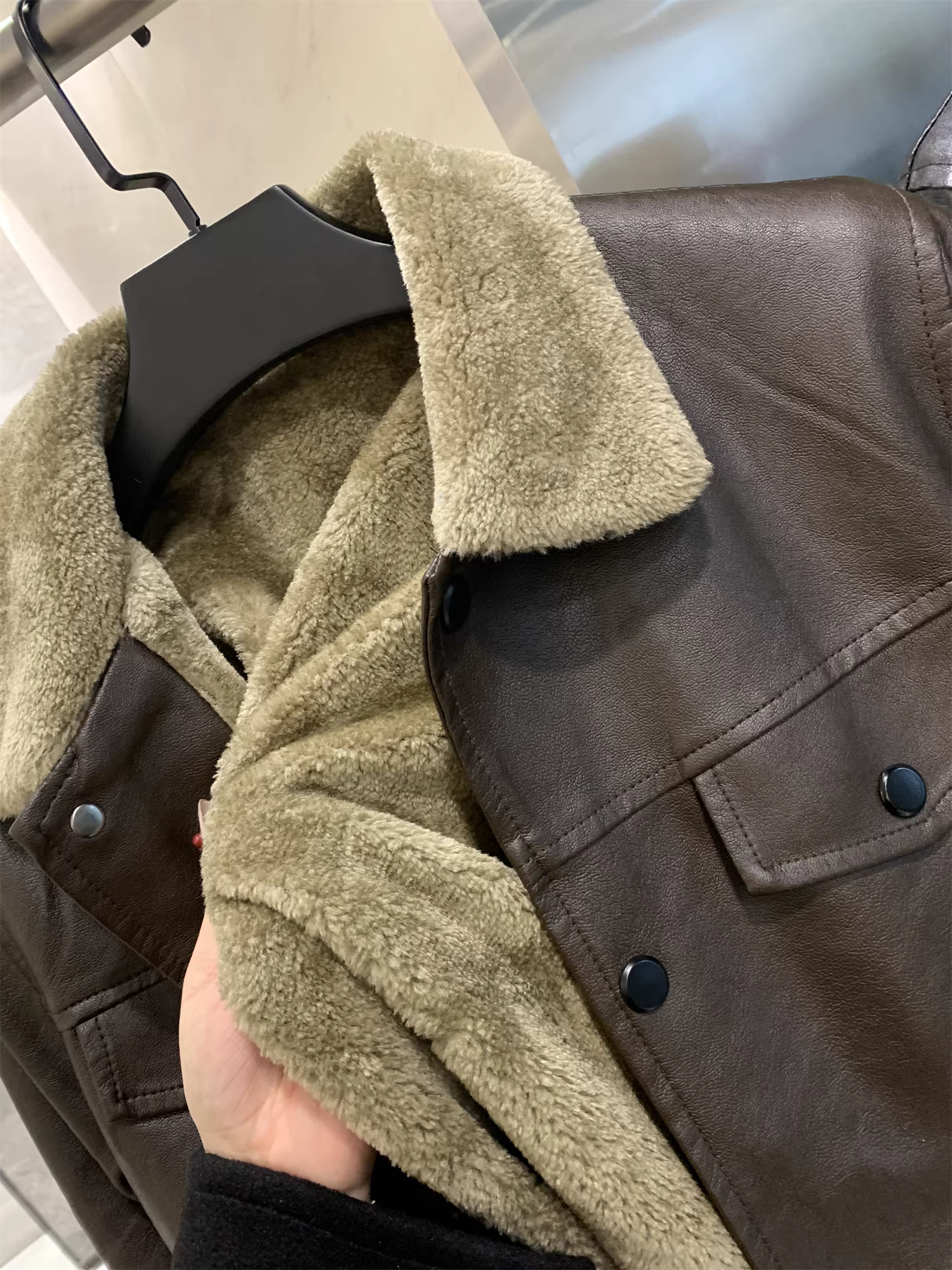 Don Quixote là một chàng trai ngầu theo phong cách Mỹ! Da PU đã qua xử lý! Áo khoác da chức năng ấm áp, lót lông cừu cổ điển.