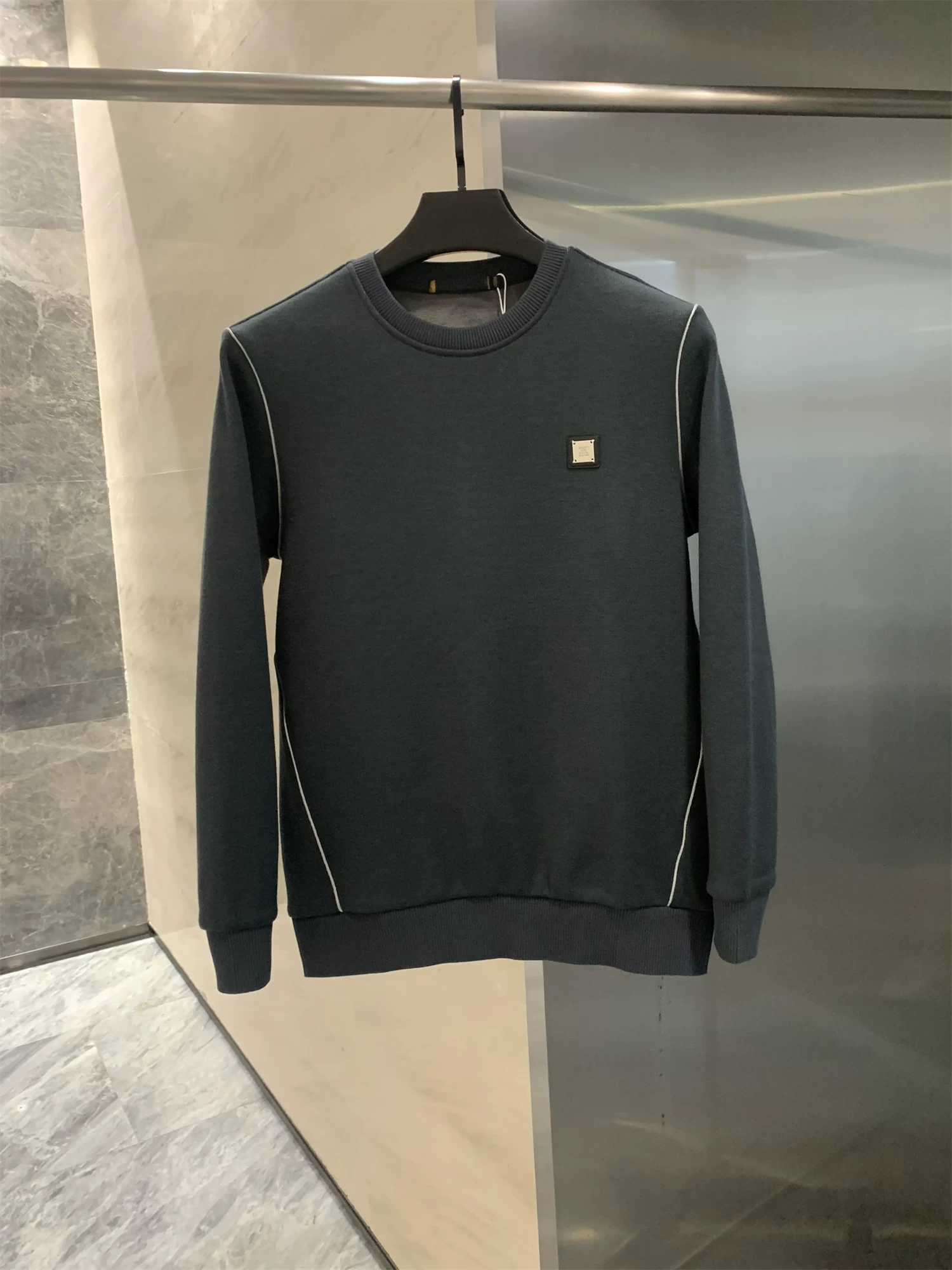 Áo len nam Don Quixote H thương hiệu cổ điển! Áo có lớp lót lông cừu ấm áp tích hợp! Áo len dài tay ấm áp, chất liệu lông cừu, kiểu dáng thường ngày dành cho nam giới mùa thu đông.