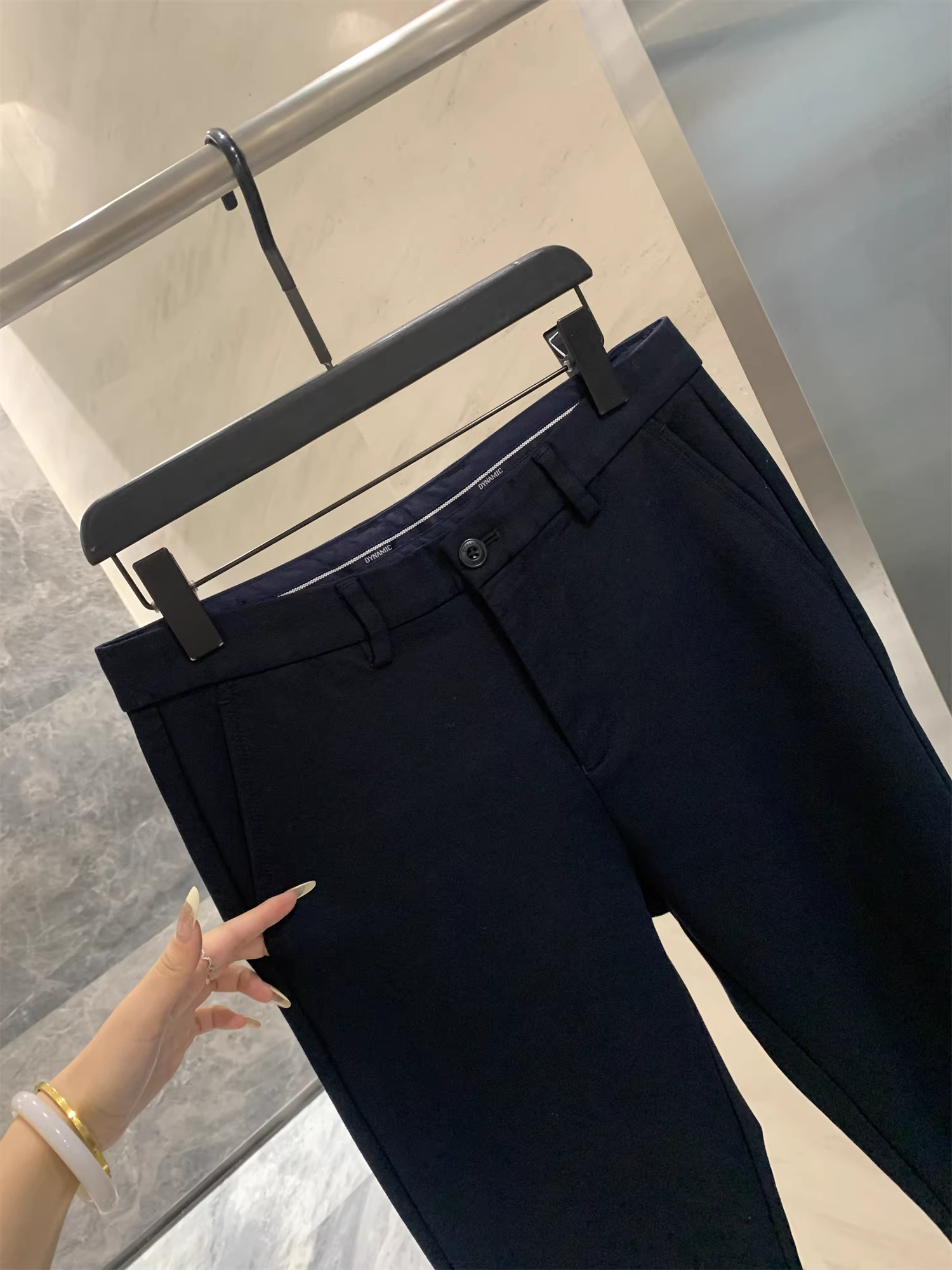 Don Quixote H series là dòng sản phẩm cổ điển! Chất liệu len pha! Quần âu thẳng dáng xuông, phong cách kinh doanh lịch sự dành cho nam, thích hợp cho mùa xuân và mùa thu.