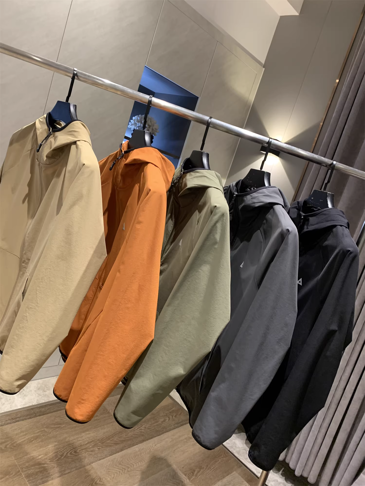 Don Quixote là một sản phẩm hàng đầu! Thoáng khí và chống thấm nước! Áo khoác có mũ trùm đầu chống gió dành cho nam giới, thích hợp cho việc quan sát chim ngoài trời.