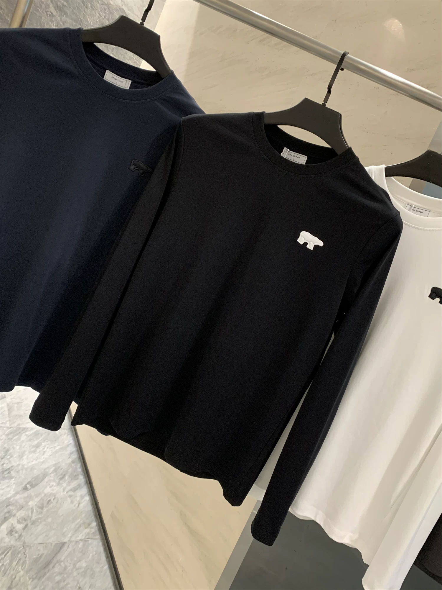 Đơn đặt hàng của công ty Don Quixote ODM! Áo thun nam tay ngắn cổ tròn thêu họa tiết màu trơn đa năng, thân thiện với da, hợp thời trang mùa xuân hè