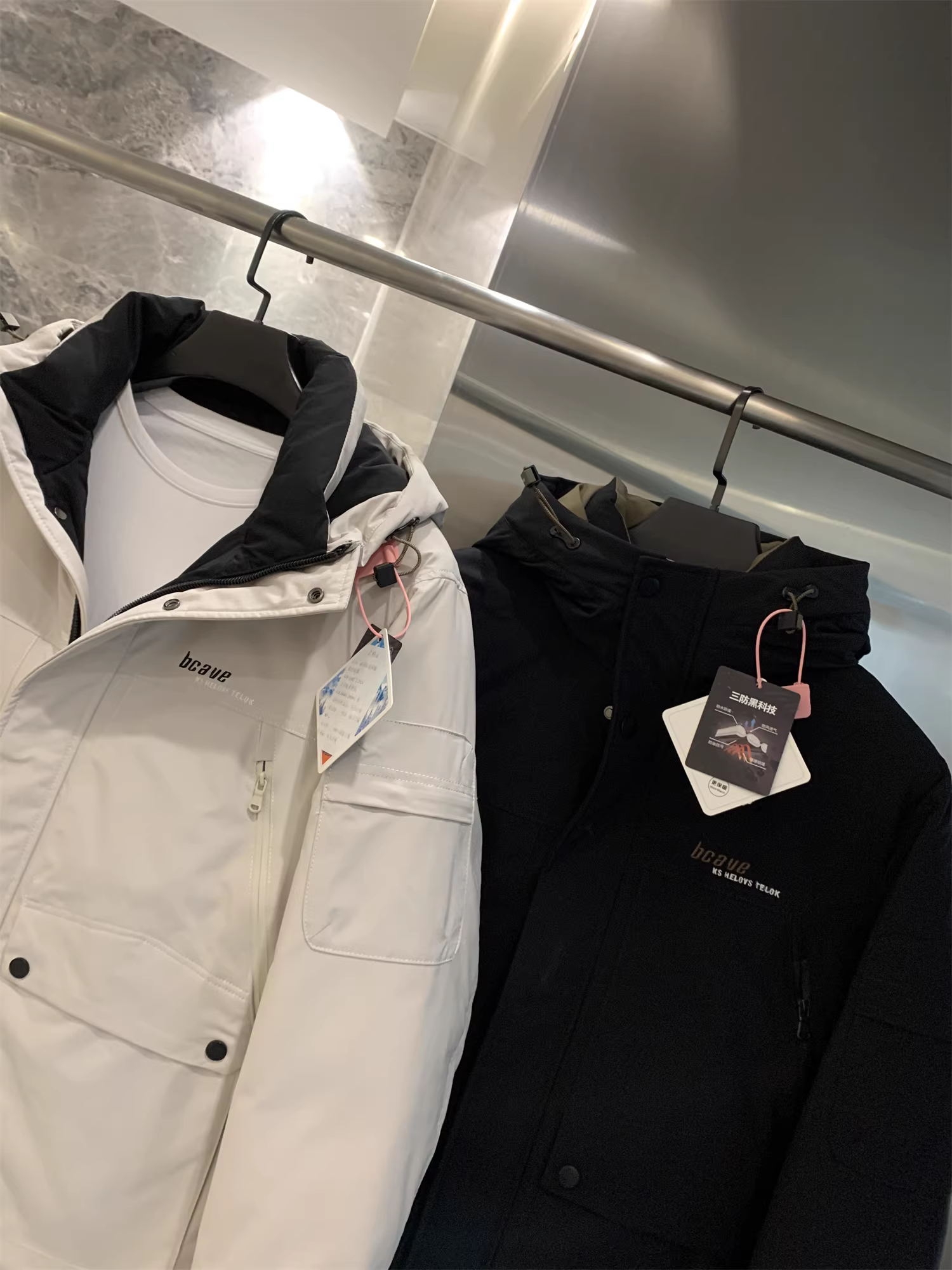 Áo khoác phao có mũ trùm đầu Don Quixote Y-axis là một sản phẩm hàng đầu! Chất liệu lông vũ! Màu trơn, độ dày cao, ấm áp và chống lạnh dành cho nam.