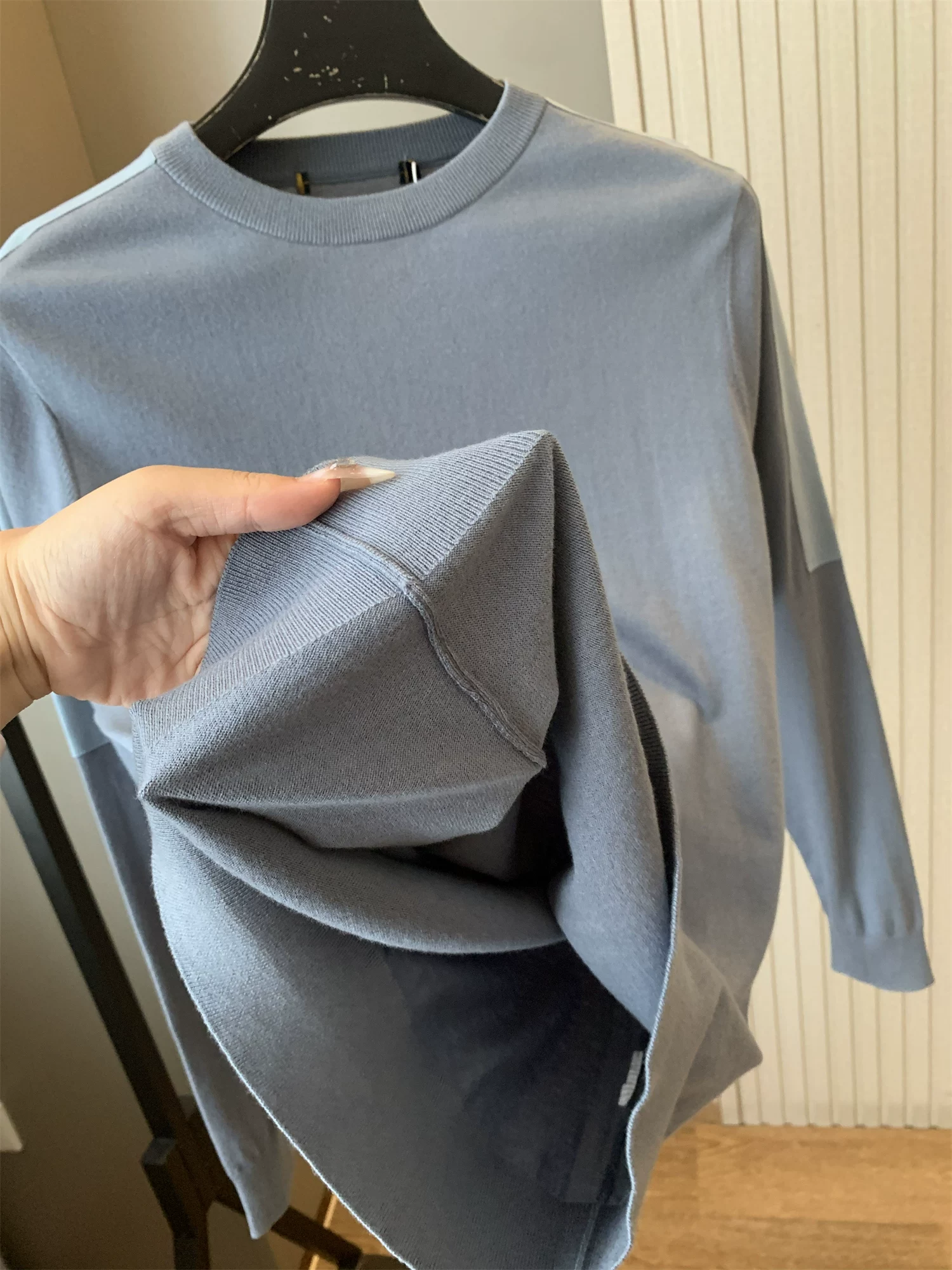 Thương hiệu hàng đầu Don Quixote! Tủ 238! Áo len cổ tròn mùa thu thân thiện với da và mềm mại + phối màu dành cho nam.