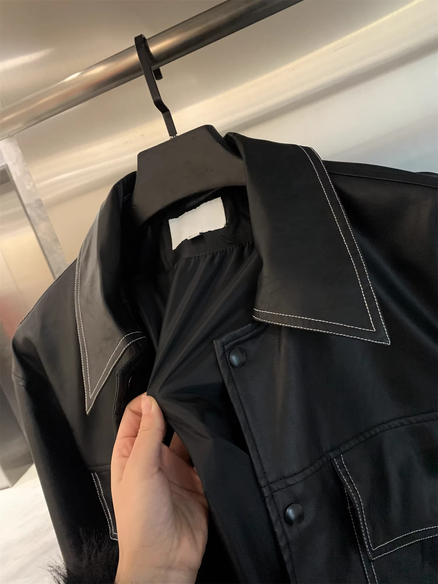 Áo khoác da kiểu dáng thời trang! Mặt ngoài bằng da PU! Đường may tinh tế với lớp hoàn thiện bóng mượt, cổ áo kiểu dáng lịch lãm.