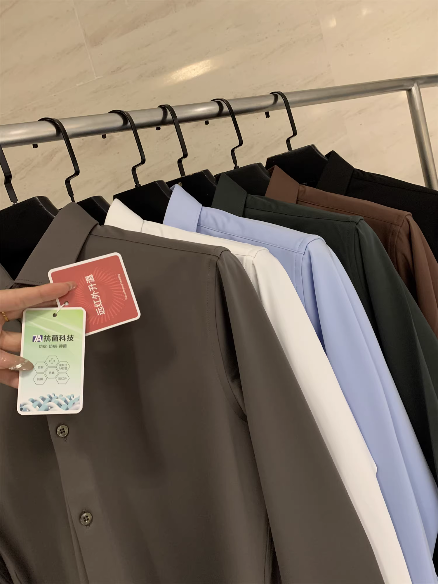 Don Quixote có khí chất thanh lịch! Áo sơ mi nam dài tay, chất liệu lót lông cừu dày dặn! Áo mùa thu đông ấm áp, kiểu dáng đơn giản, màu trơn, cổ trụ.