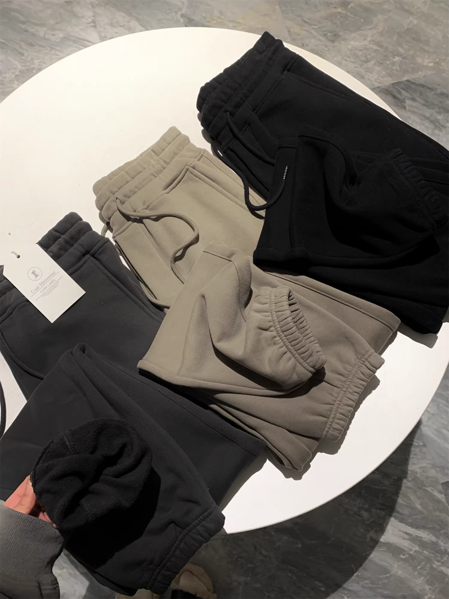 Đơn đặt hàng của công ty Don Quixote ODM! Có lớp lót lông cừu và dày dặn! Quần thể thao nam đa năng, kiểu dáng xuông, có bo gấu, thích hợp cho mùa thu đông.