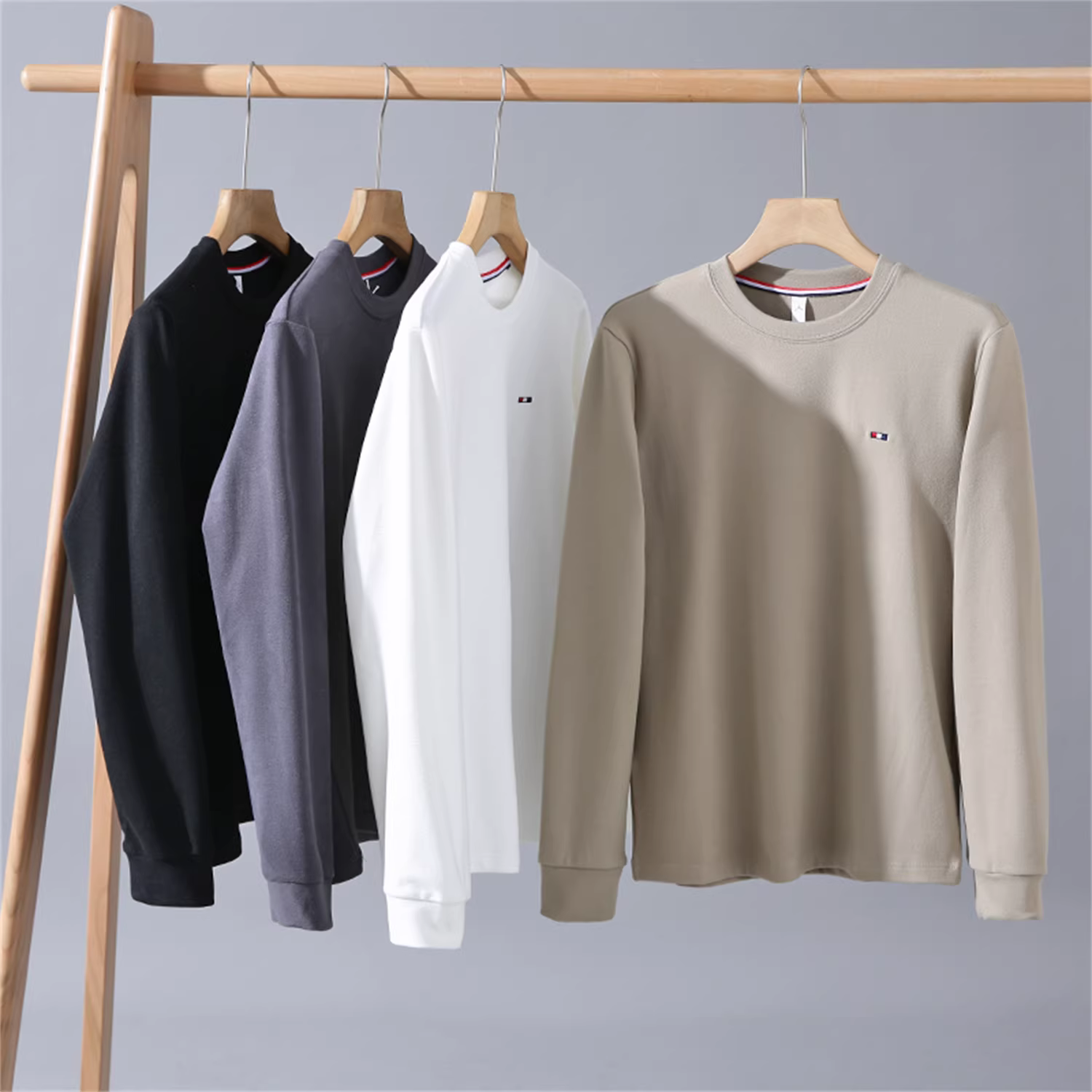 Đồ cần thiết cho mùa Thu/Đông của Don Quixote! Áo thun tự sưởi ấm bằng vải nano! Áo thun cổ tròn thêu họa tiết đa năng mùa Thu/Đông dành cho nam.