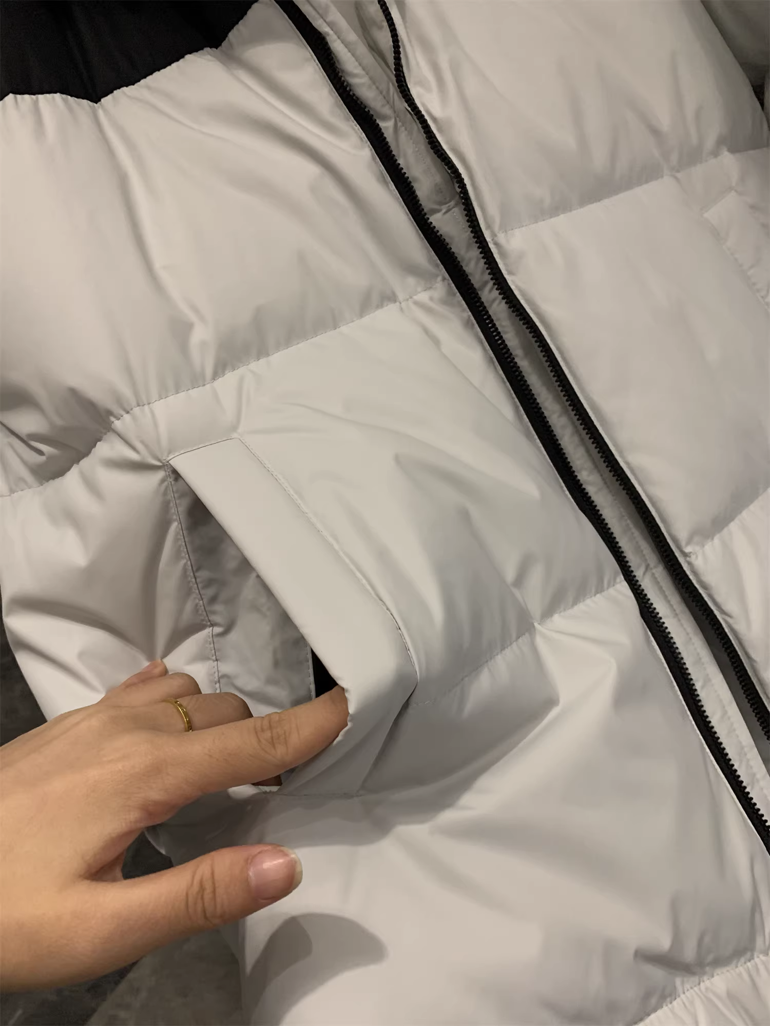 Don Quixote 90% lông vũ trắng + khả năng phản xạ nhiệt một phần! Áo khoác cổ đứng dày dặn, ấm áp, kiểu dáng thời trang.