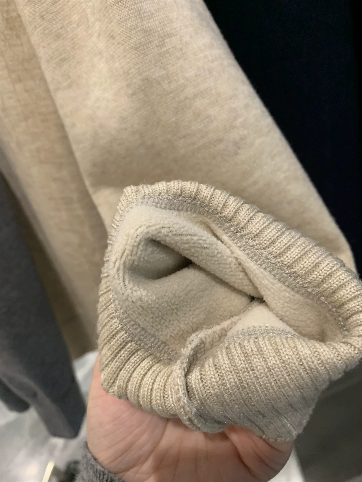 Don Quixote rất dày và mềm mại! Chất liệu jacquard có vân! Áo len dệt kim dày dặn, lót lông cừu giữ ấm mùa thu đông.