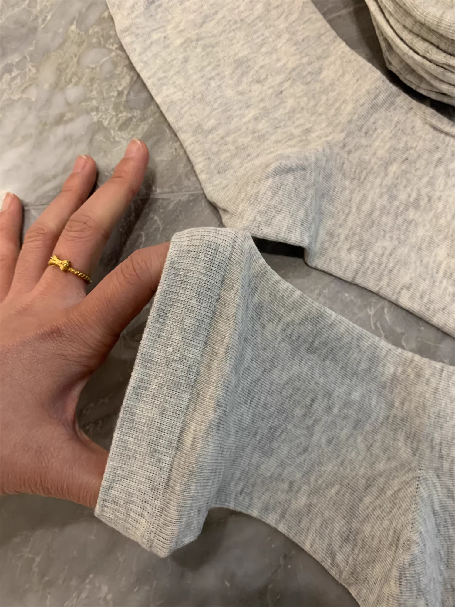 Don Quixote, một gói gồm năm đôi! Tất cotton pha, thấm hút mồ hôi, thoáng khí, màu trơn, tất cơ bản đa năng dài đến giữa bắp chân dành cho nam.