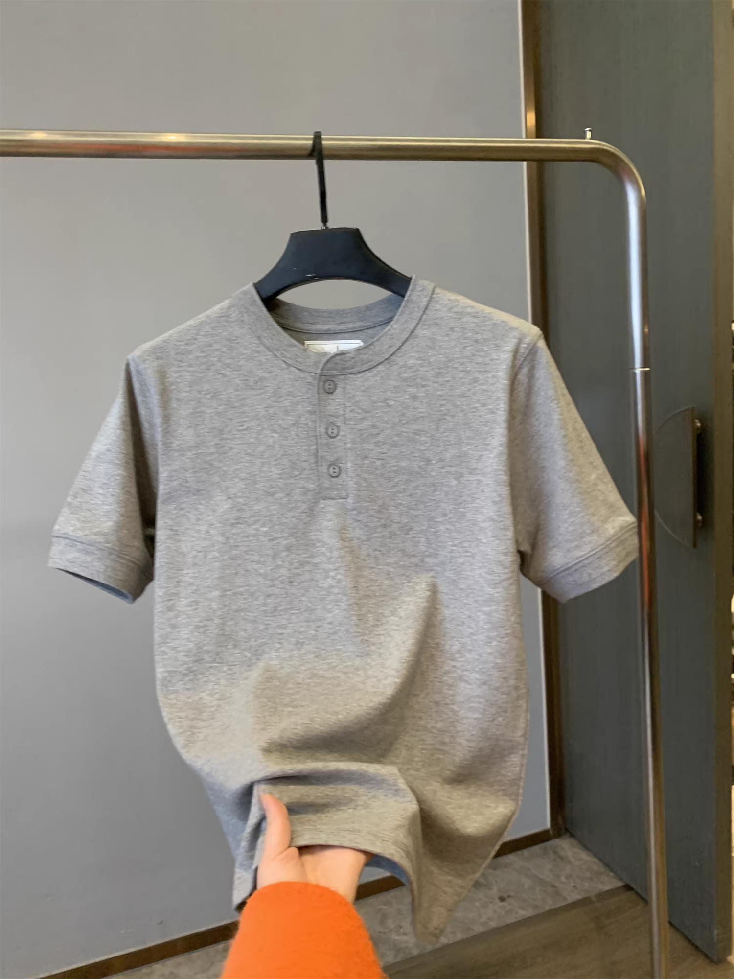 Đơn đặt hàng của Don Quixote Company! Áo thun ngắn tay màu trơn, chất liệu cotton nguyên chất, cổ Henry, dáng rộng và đa năng, kiểu dáng mùa hè mới.