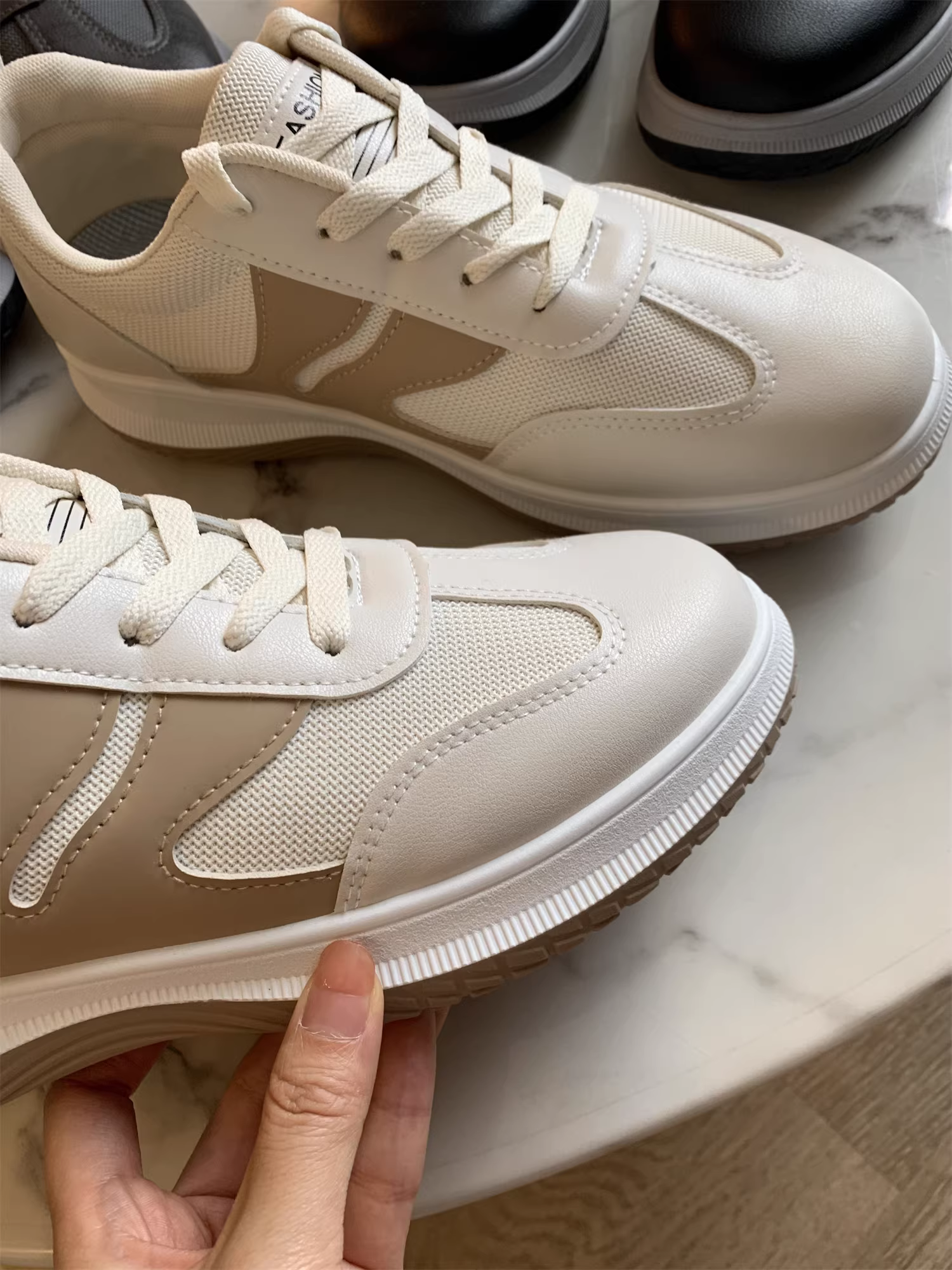 Đơn đặt hàng của công ty Don Quixote! Kết hợp giữa da và lưới thoáng khí! Giày nam thời trang đa năng mũi tròn.