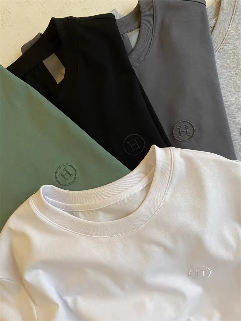 Dòng sản phẩm Don Quixote! Chất liệu cotton mềm mại, thân thiện với da! Áo thun nam tay ngắn màu trơn thêu chữ tinh tế, thích hợp cho mùa xuân và mùa hè.