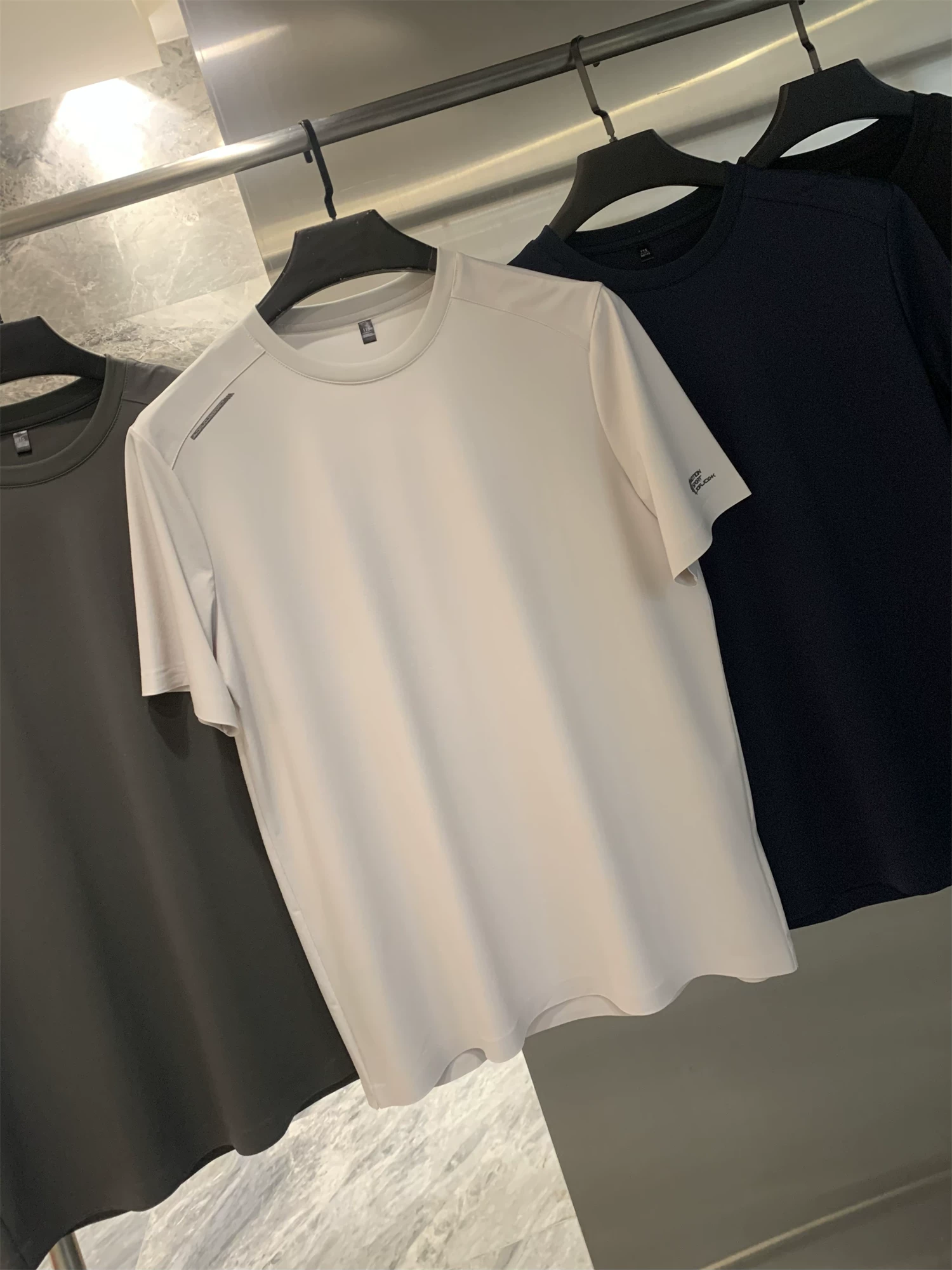 Dòng sản phẩm keo dán liền mạch Don Quixote! Áo thun ngắn tay thông thường dành cho nam mùa hè, thấm hút mồ hôi, thoáng khí, thấm hút mồ hôi, có độ đàn hồi cao.