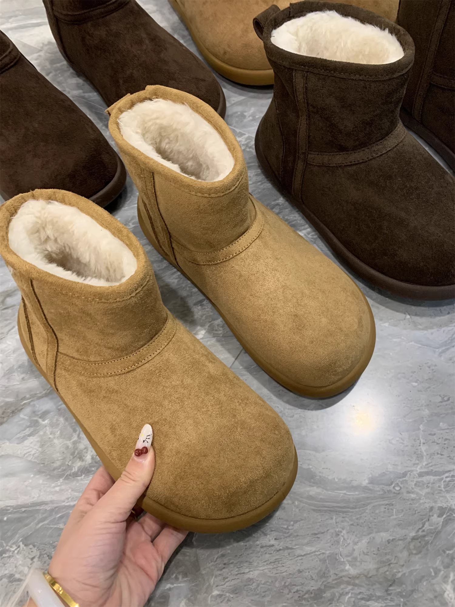 Giày lười Don Quixote Big Head! Mặt trên bằng da lộn lông dài, dày và ấm áp, giày cotton đế dày unisex, hợp thời trang.