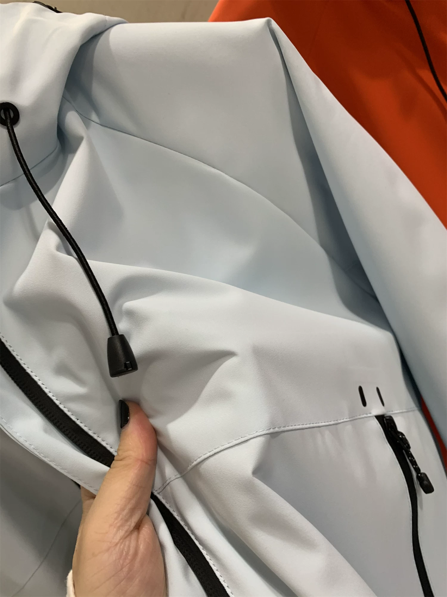 Áo khoác có mũ trùm đầu Don Quixote Outdoor Niche! Đường may được dán hoàn toàn bên trong! Chống thấm nước và chống nước bón, thích hợp cho mùa thu đông, kiểu dáng thời trang.