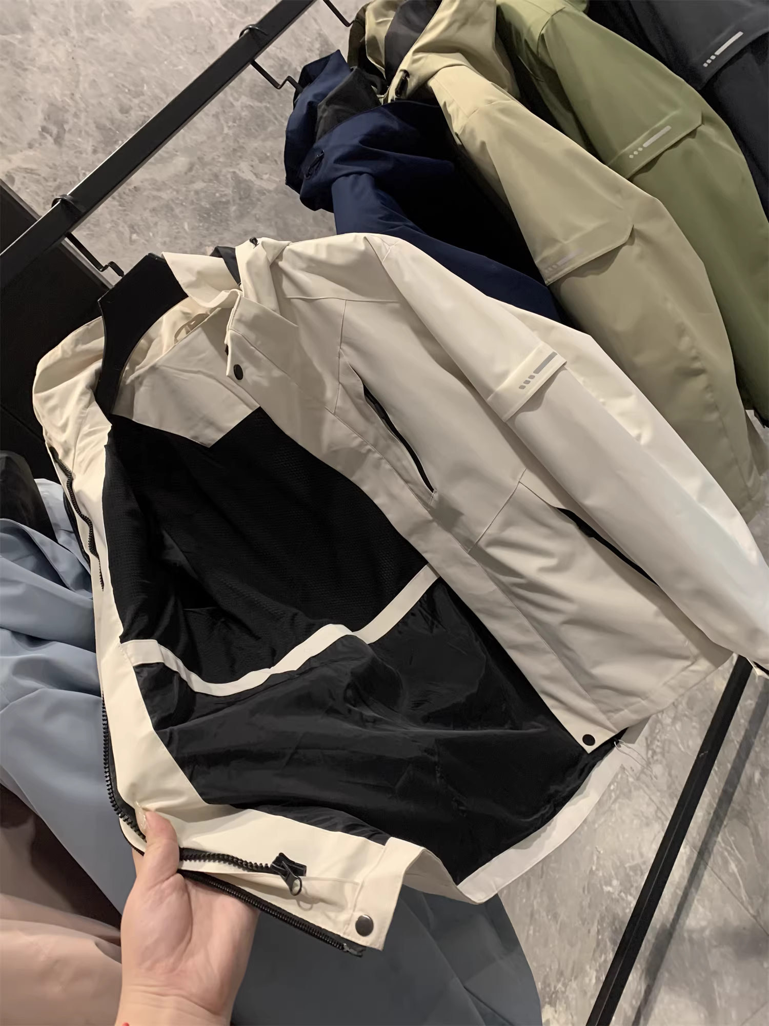 Don Quixote Bộ ba trong một dành cho ngoài trời! Bộ áo khoác hai mảnh có mũ trùm đầu, chống gió và chống nước cho mùa thu đông dành cho nam và nữ, kiểu dáng thời thượng.