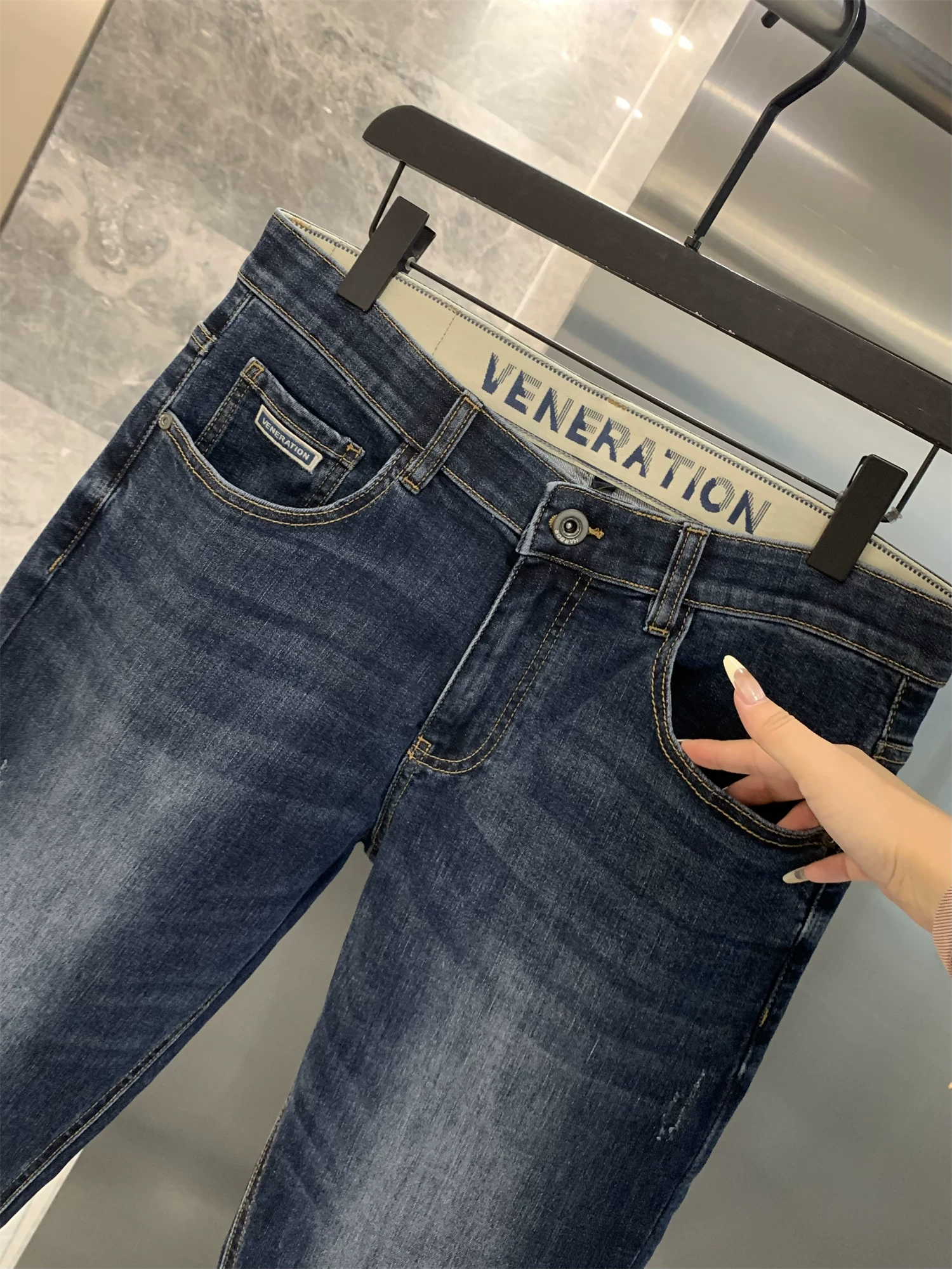 Don Quixote cung cấp ưu đãi độc quyền! Miễn phí vận chuyển! Quần jean nam dáng thẳng, chất liệu washed, kiểu dáng casual mới mùa thu.