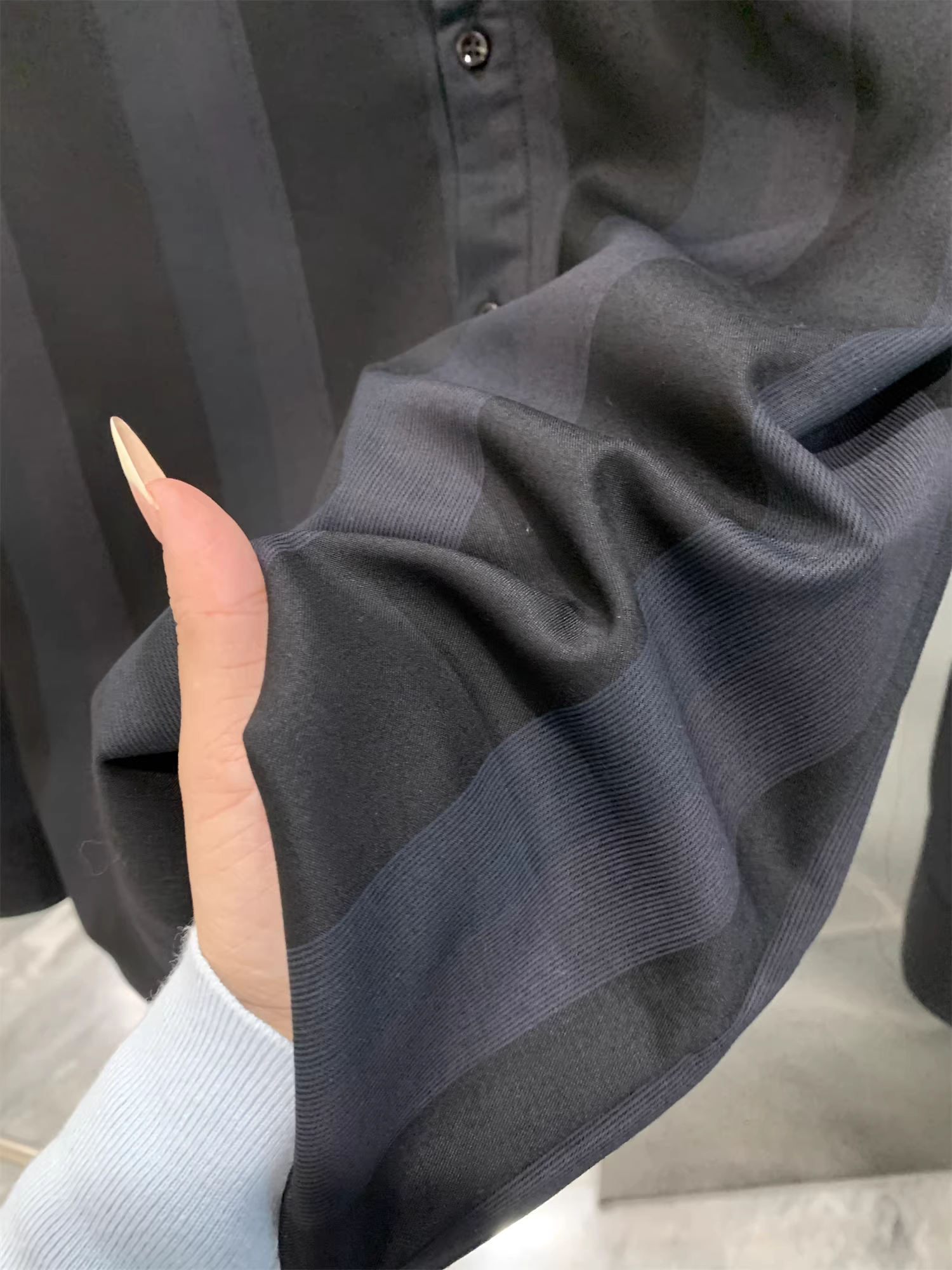 Ưu điểm của bộ sưu tập Don Quixote Deer! Áo sơ mi nam mùa thu đông cổ điển, phối màu sọc dọc, cổ điển, đơn hàng khuy, chất liệu chải mềm.