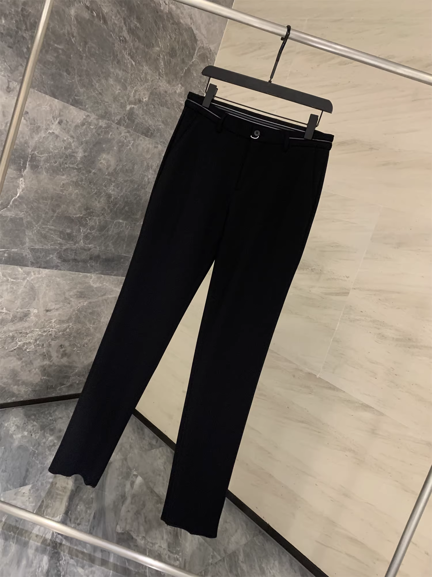 Giảm giá Don Quixote! Giá tủ quần áo chỉ 358! Quần âu nam dáng thẳng, chất liệu mềm mại, co giãn, thích hợp cho công sở.