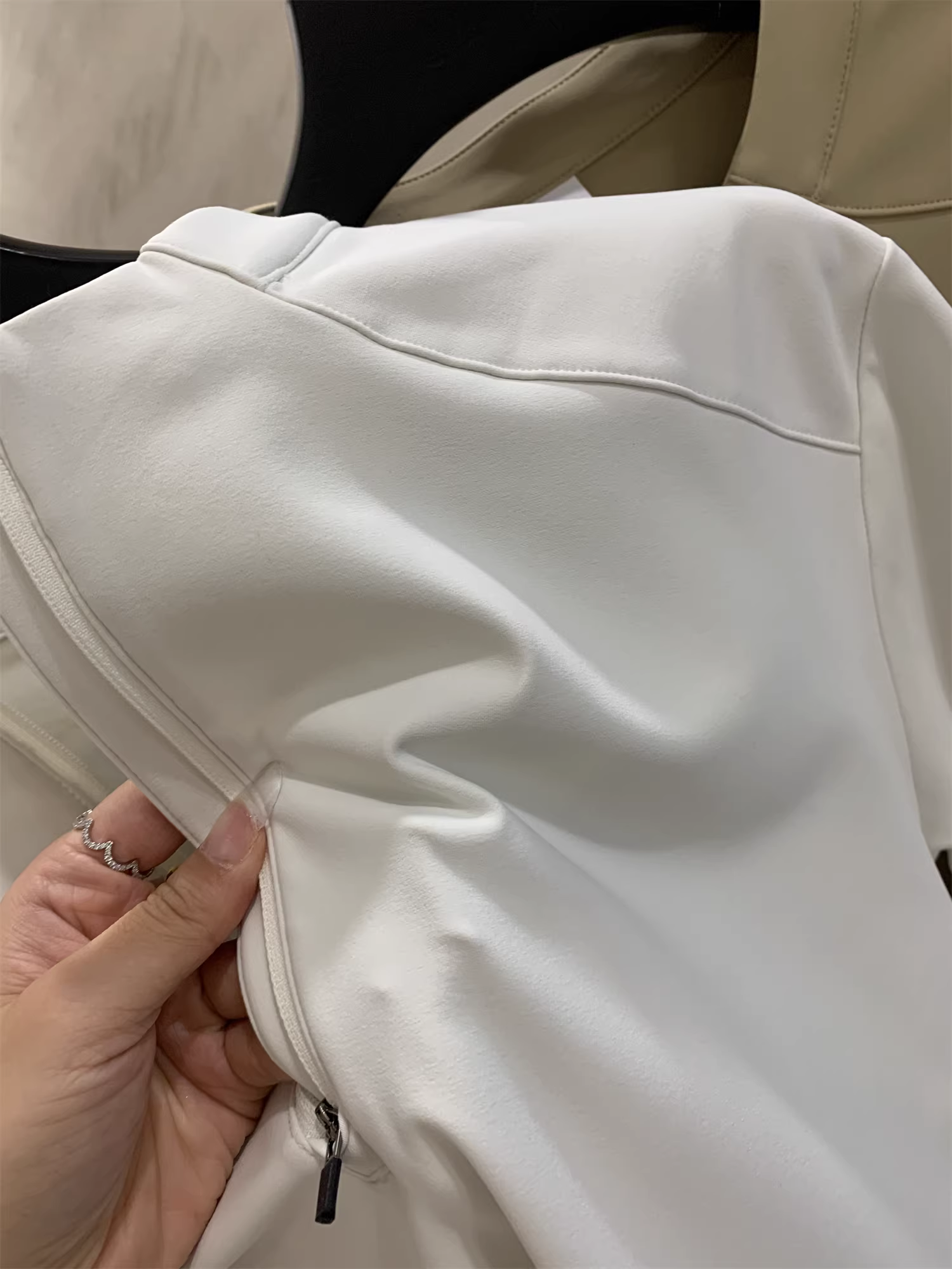 Don Quixote rất thoải mái và phong cách! Công nghệ nhanh khô và thoáng khí! Xu hướng áo thun nam dài tay nửa khóa kéo ngoài trời mùa xuân và mùa thu.