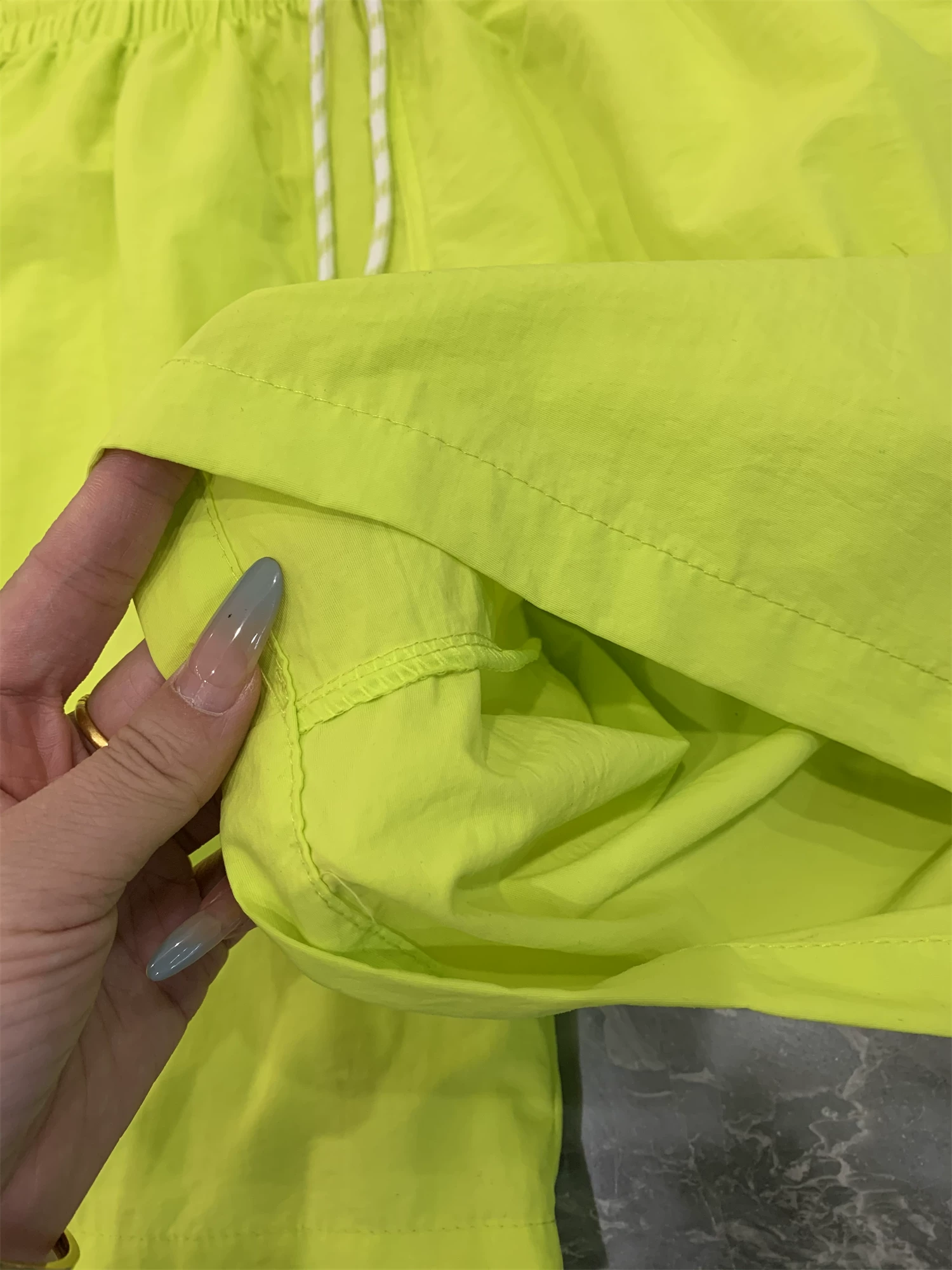 Màu sắc dopamine của Don Quixote! Nhanh khô và thoáng khí! Quần short năm điểm dành cho nam mùa hè thể thao và giải trí, quần short hợp thời trang.