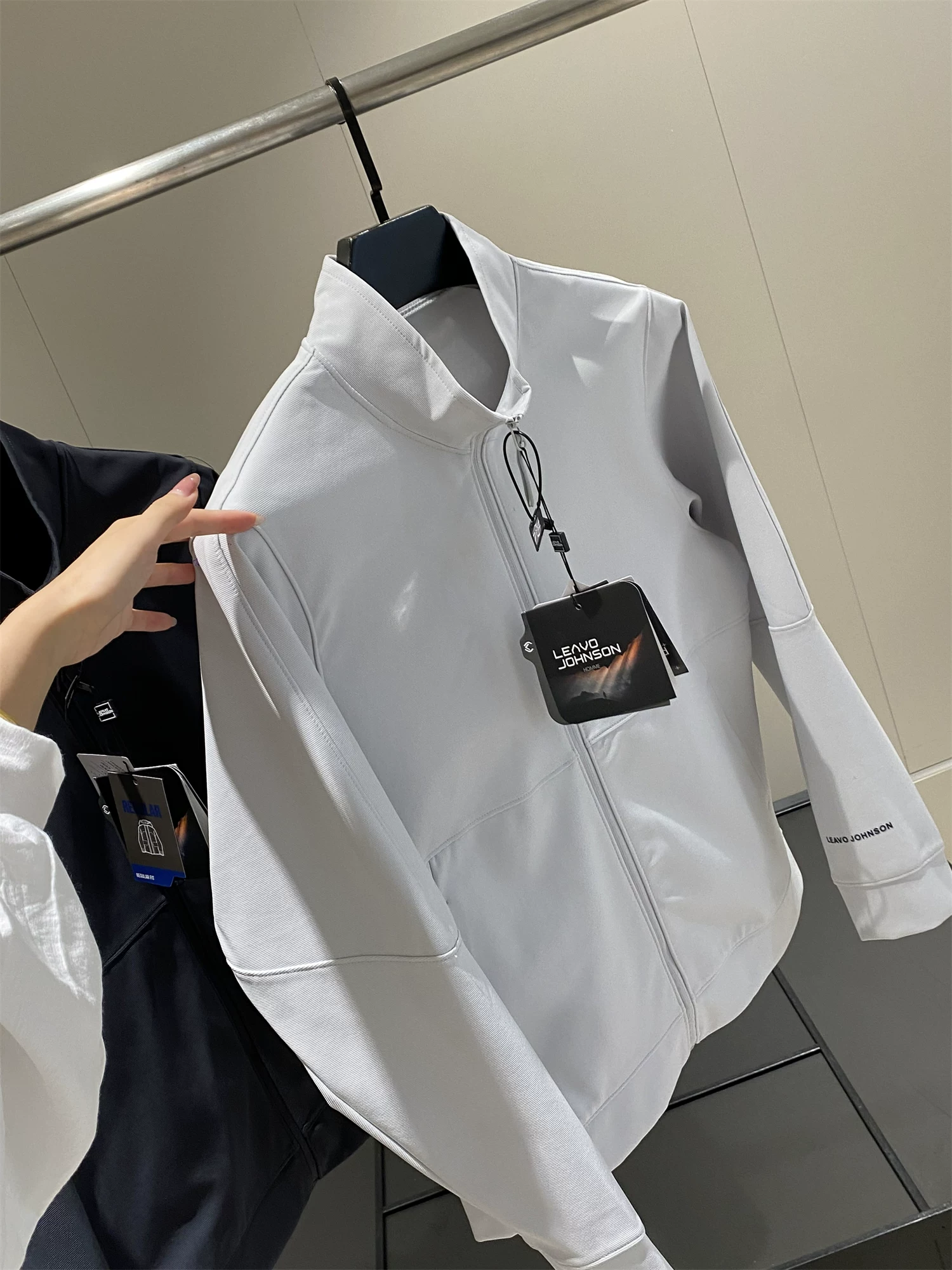 Sản phẩm hàng đầu của Don Quixote đã đến rồi! Áo khoác nam chất liệu thoáng khí, có họa tiết của Leavo Johnson, sản xuất tại Ý.