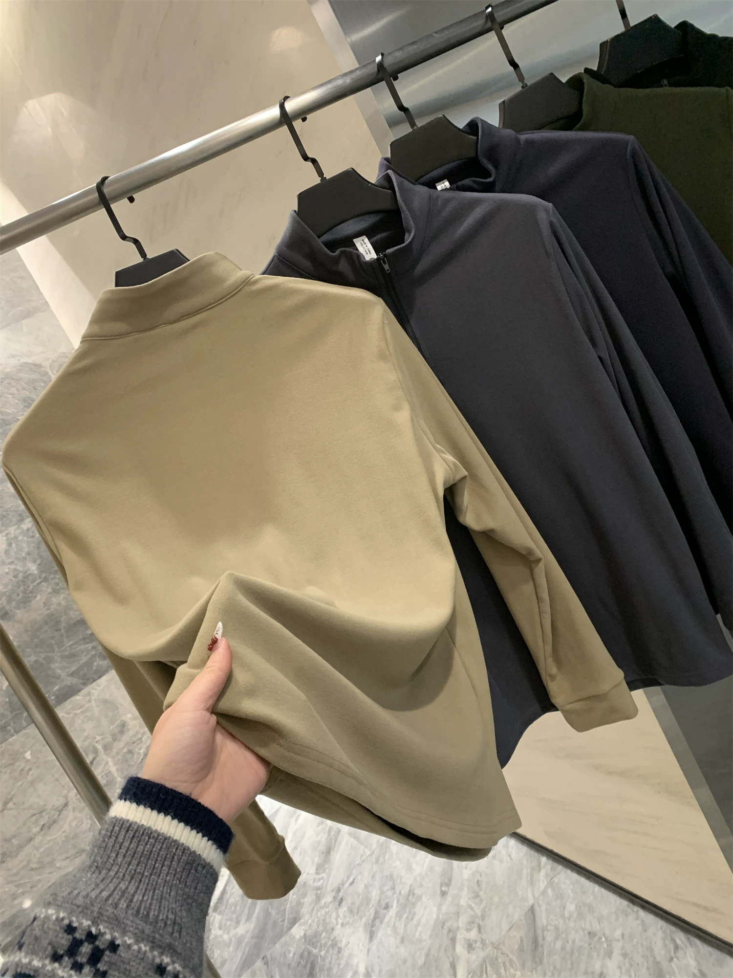 Đơn đặt hàng của công ty Don Quixote ODM! Công nghệ tự sưởi ấm! Áo lót giữ ấm nam cổ nửa cao, nửa khóa kéo, mùa thu đông.