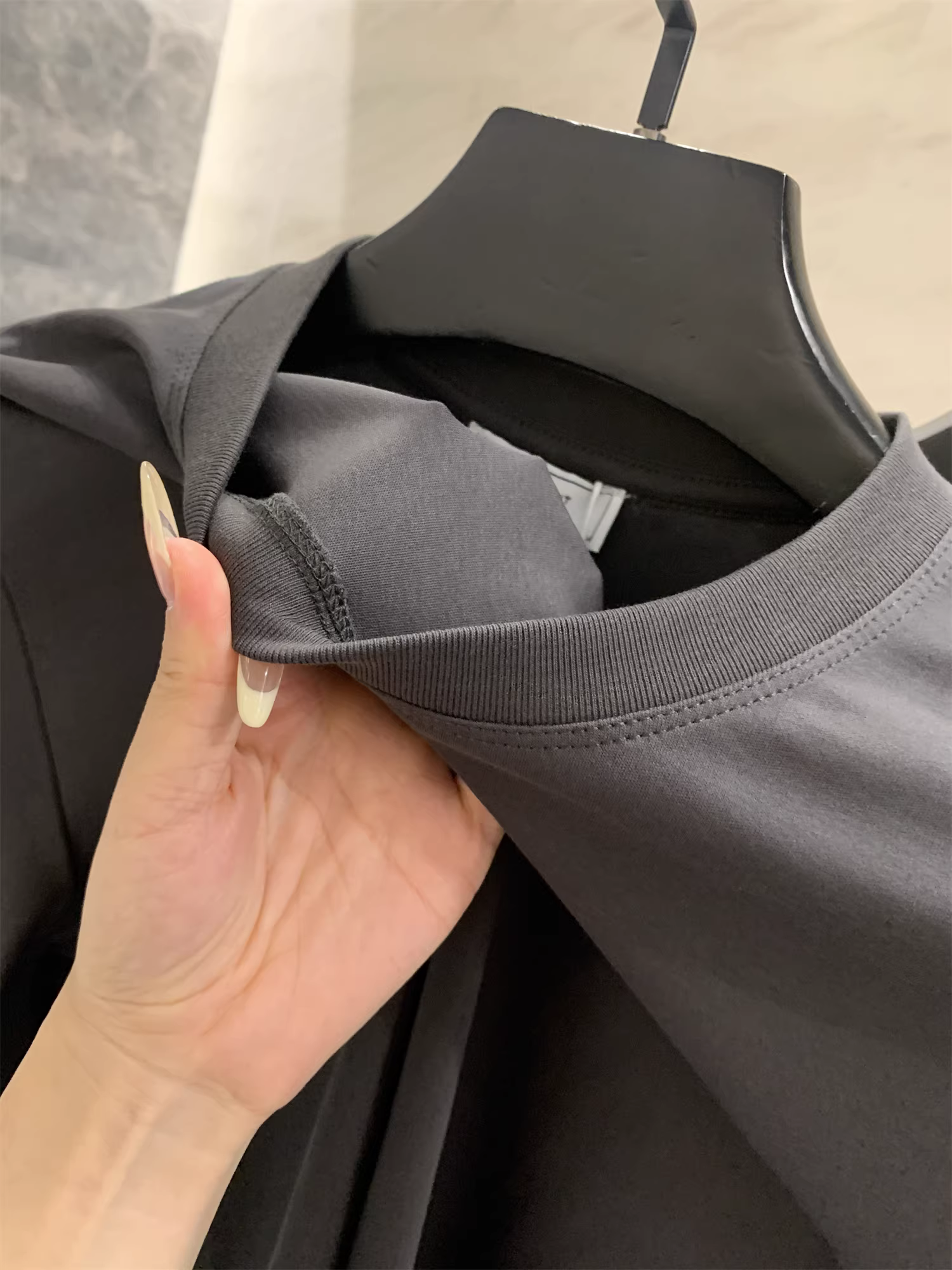 Don Quixote là món đồ đa năng nhất! Thấm hút mồ hôi và thoáng khí! Áo thun nam tay dài cổ tròn màu trơn chất liệu dày dặn, kiểu dáng đơn giản.