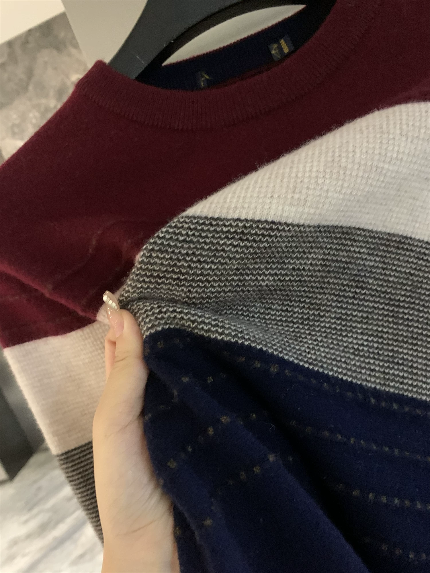 Áo len nam cổ tròn dệt kim họa tiết jacquard, phối màu sọc, kiểu dáng đơn giản của Don Quixote First-Line Company.