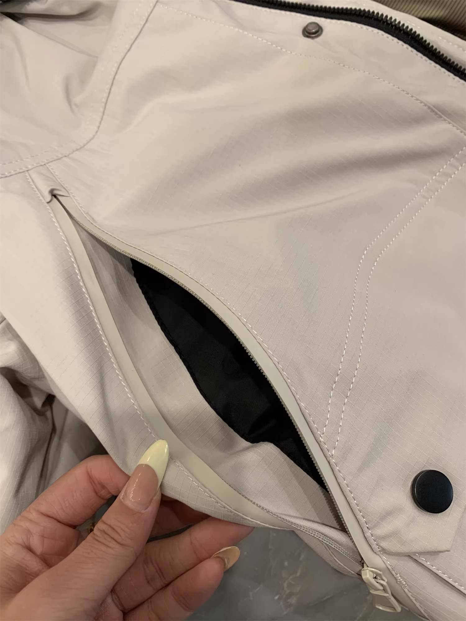 Áo khoác phao có mũ trùm đầu Don Quixote Y-axis là một sản phẩm hàng đầu! Chất liệu lông vũ! Màu trơn, độ dày cao, ấm áp và chống lạnh dành cho nam.