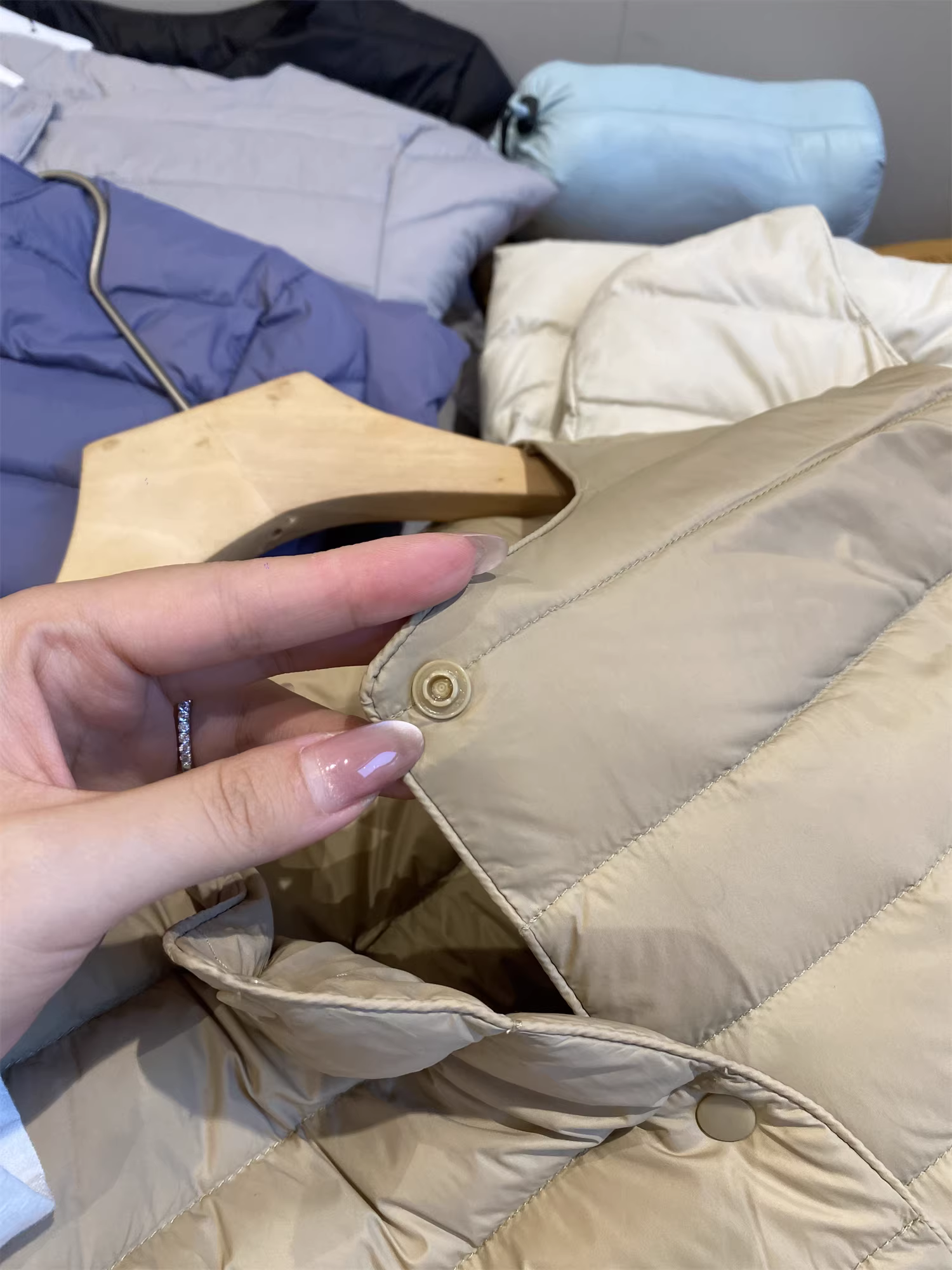 Áo khoác lông vũ Don Quixote 90% lông vịt trắng! Áo khoác lông vũ màu trơn cổ tròn nhẹ và ấm áp cho mùa thu đông, có túi đựng đồ dành cho nữ.