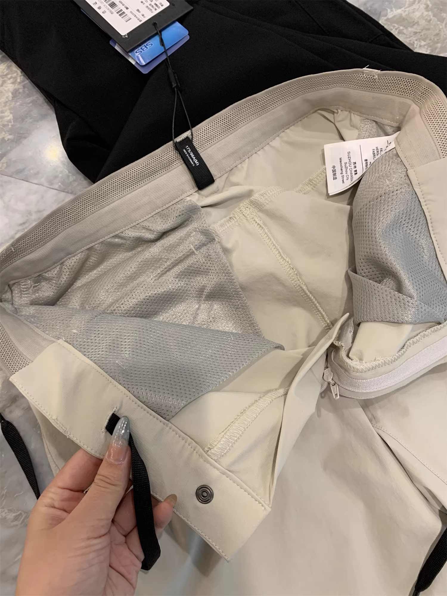 Công nghệ nhanh khô màu đen của Don Quixote! Quần thể thao ngoài trời 3D may đo, nhẹ, nhanh khô, co giãn cao, chất liệu mờ mềm mại.