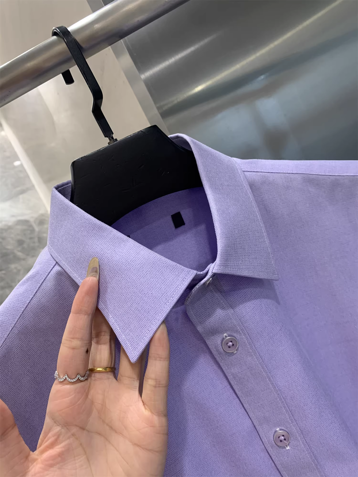 Ưu điểm của thương hiệu Don Quixote H! 100% cotton! Áo sơ mi dài tay mềm mại, thân thiện với làn da, hơi chải kỹ, kiểu dáng đa năng, phong cách thường ngày.