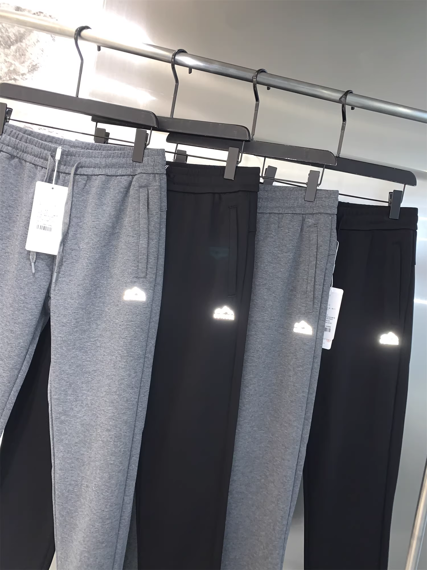 Đơn đặt hàng của công ty Don Quixote ODM! Quần jogger nam trơn màu cơ bản, đa năng, kiểu dáng xu hướng, ống đứng/ống lửng.