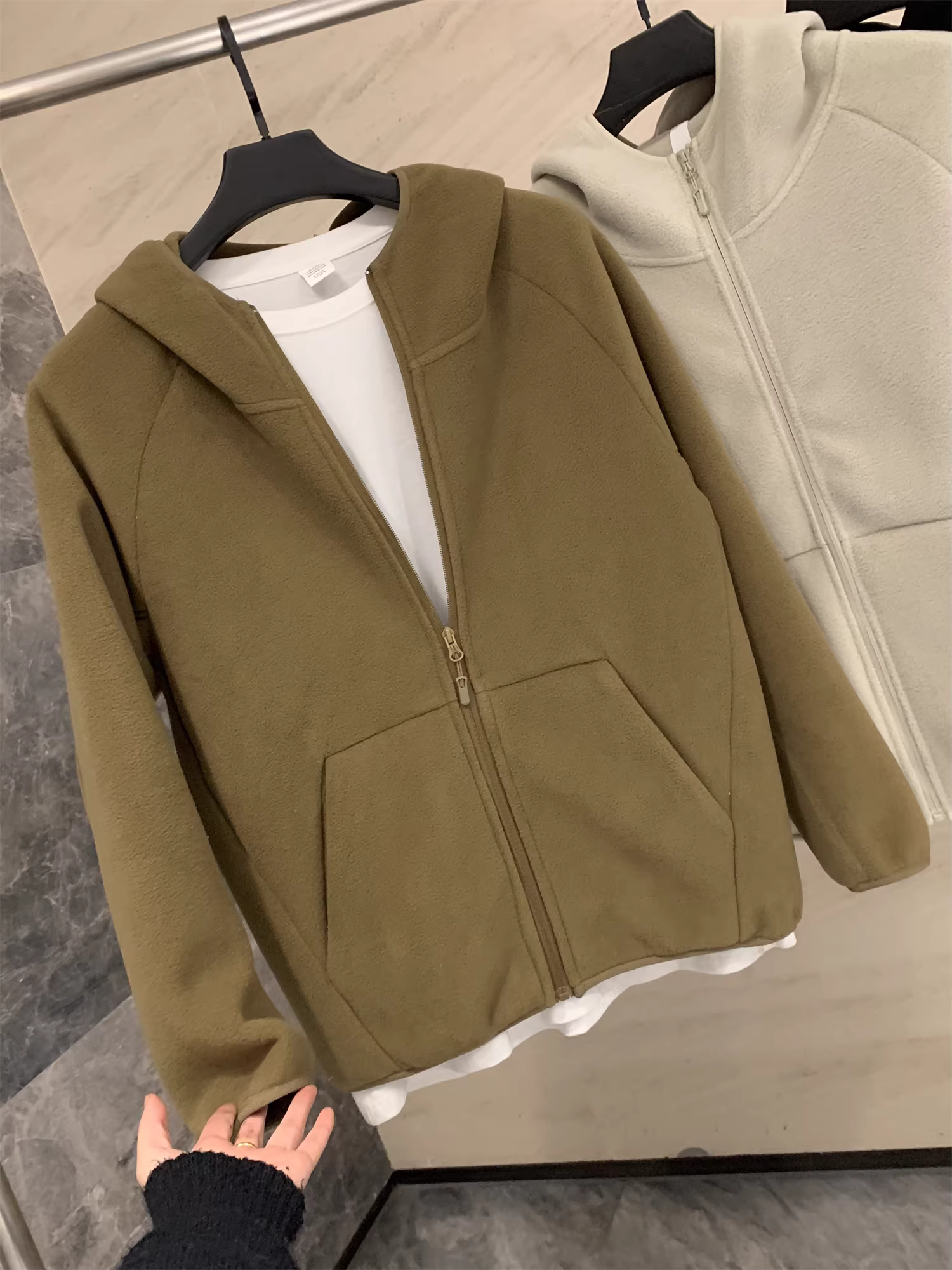 Don Quixote: Một chiếc áo có thể giữ ấm bạn suốt mùa đông! Áo khoác có mũ trùm đầu bằng lông cừu dày, bền, hai mặt dành cho nam, thích hợp cho mùa thu và mùa đông.